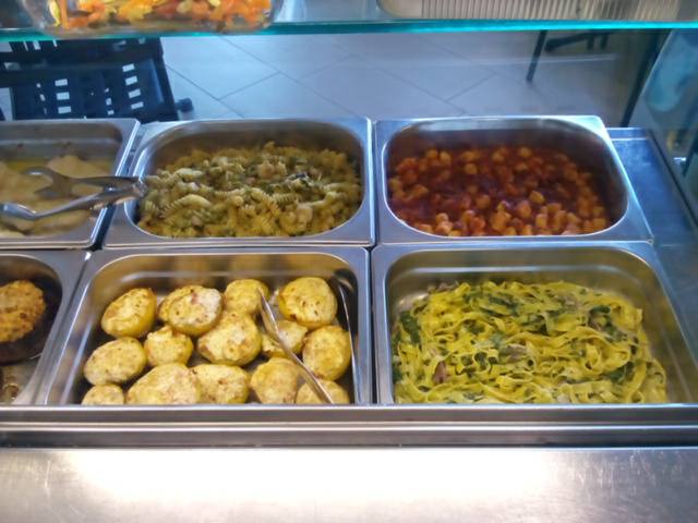 dei piatti pronti in una gastronomia