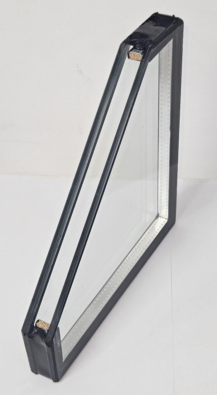 Muestra de ventana de doble acristalamiento con aislamiento. Un marco negro rodea dos paneles de vidrio transparente.