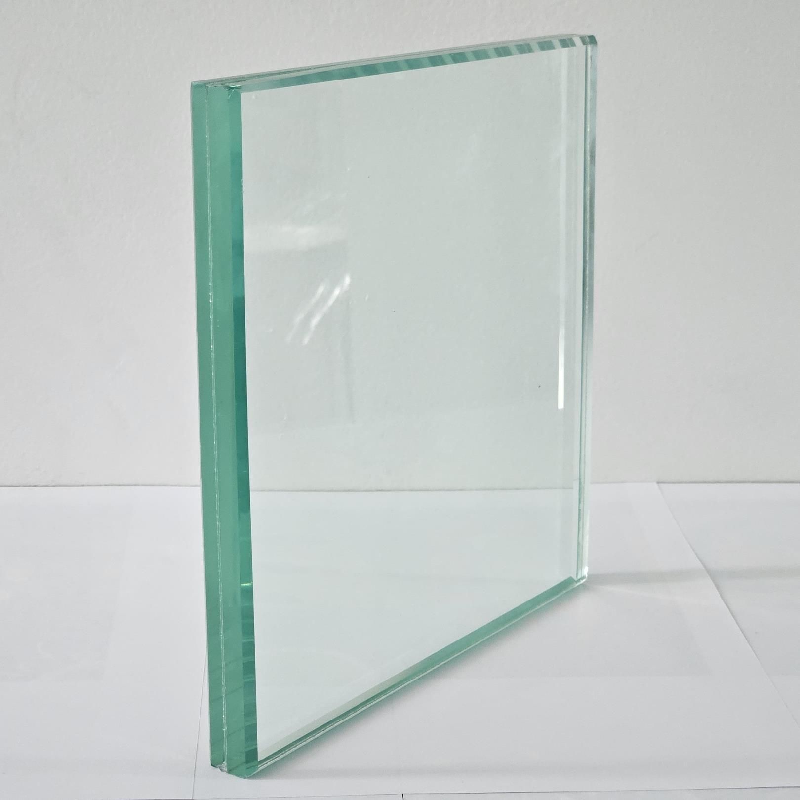 Un panel de vidrio transparente y rectangular con un tinte verde, probablemente de doble panel y ligeramente inclinado.