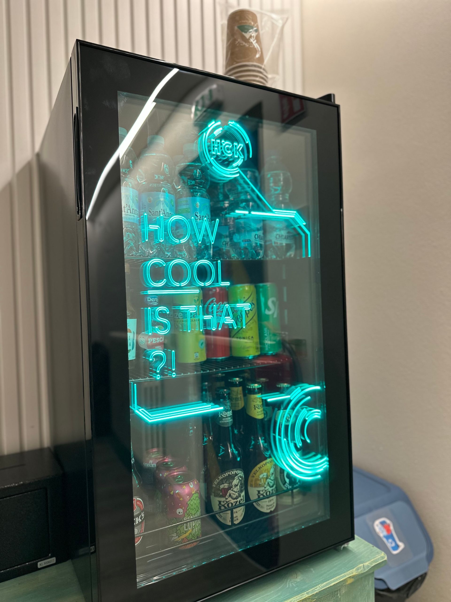 Minifrigo con scritta al neon 