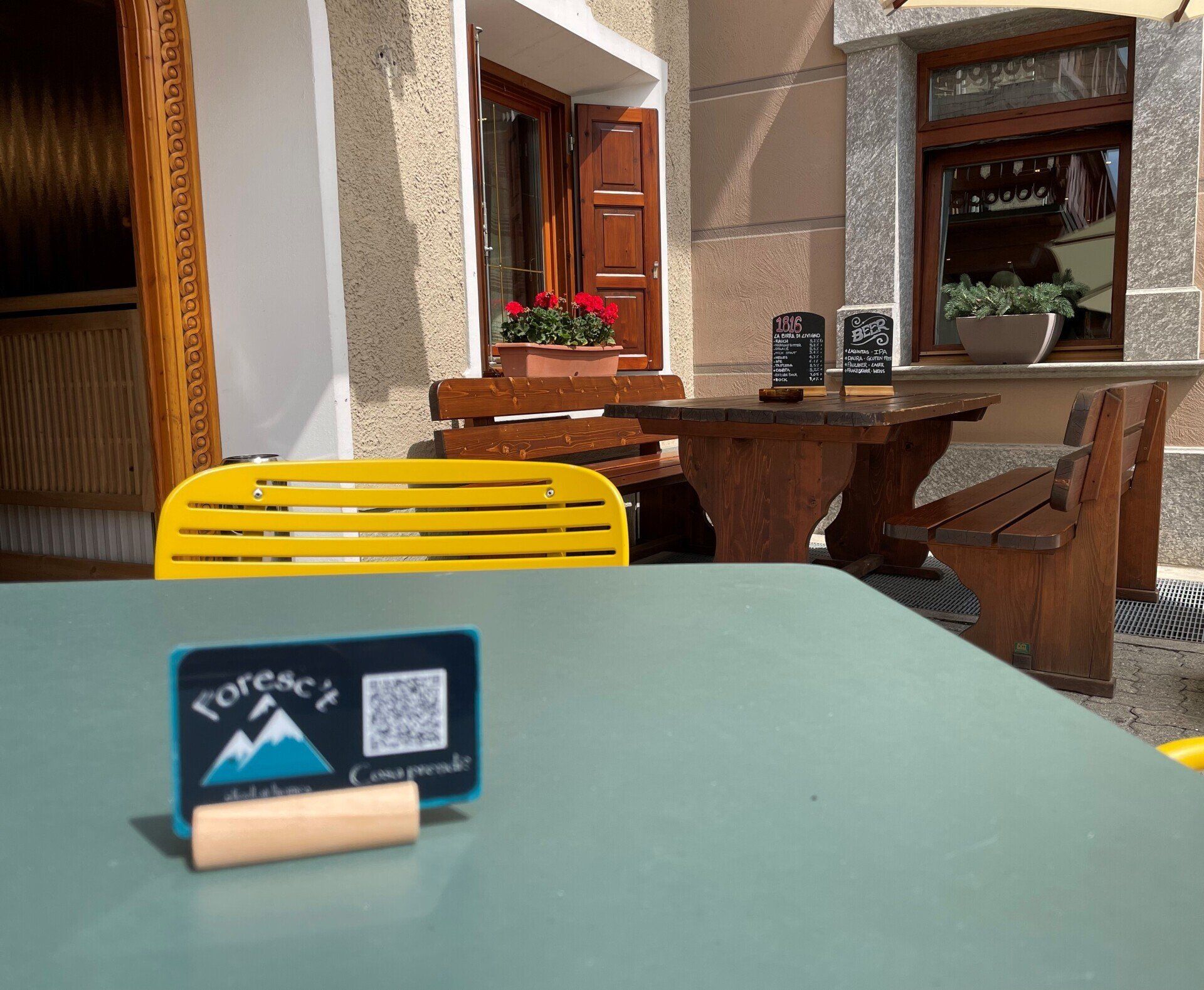 Un tavolo con un cartello che dice foresta