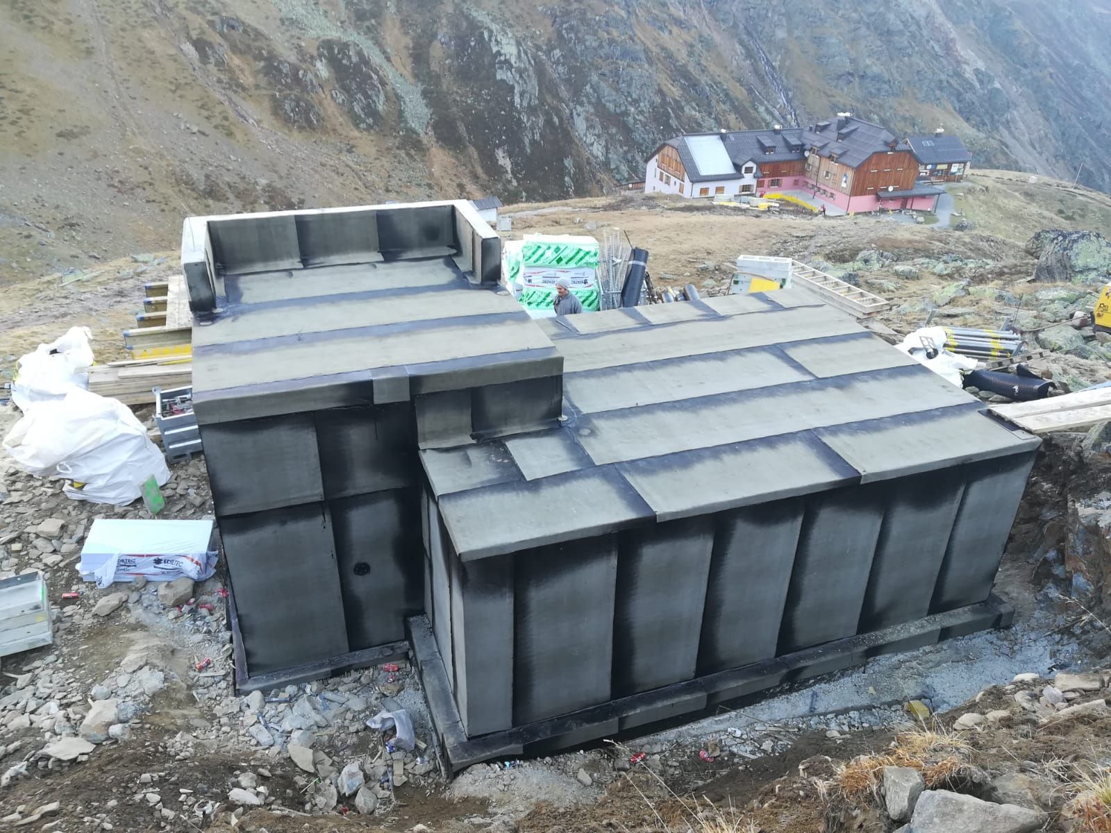 ein Gebäude in der Nähe eines Berges wird gebaut