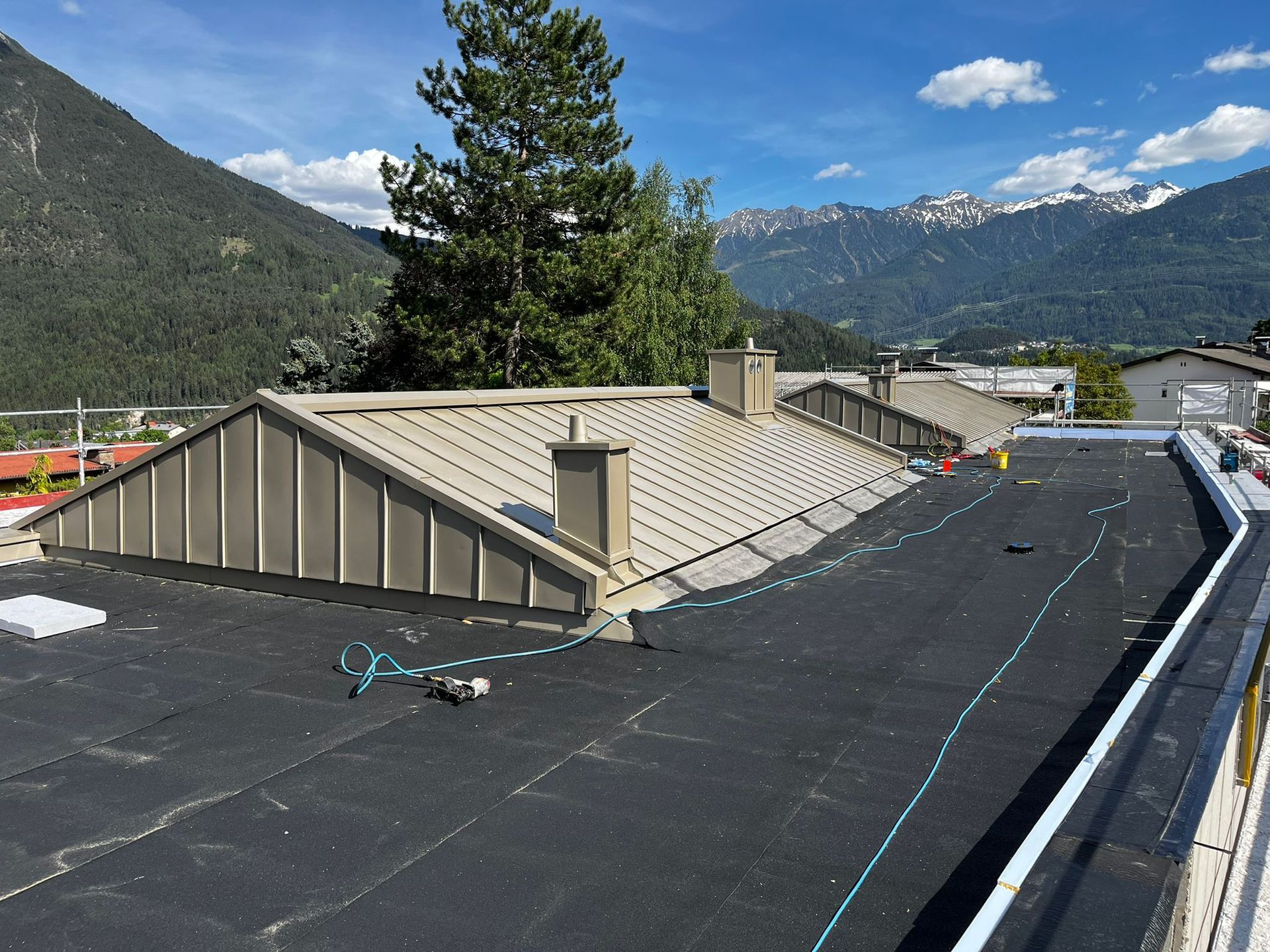 das Dach eines Gebäudes mit Blick auf die Berge