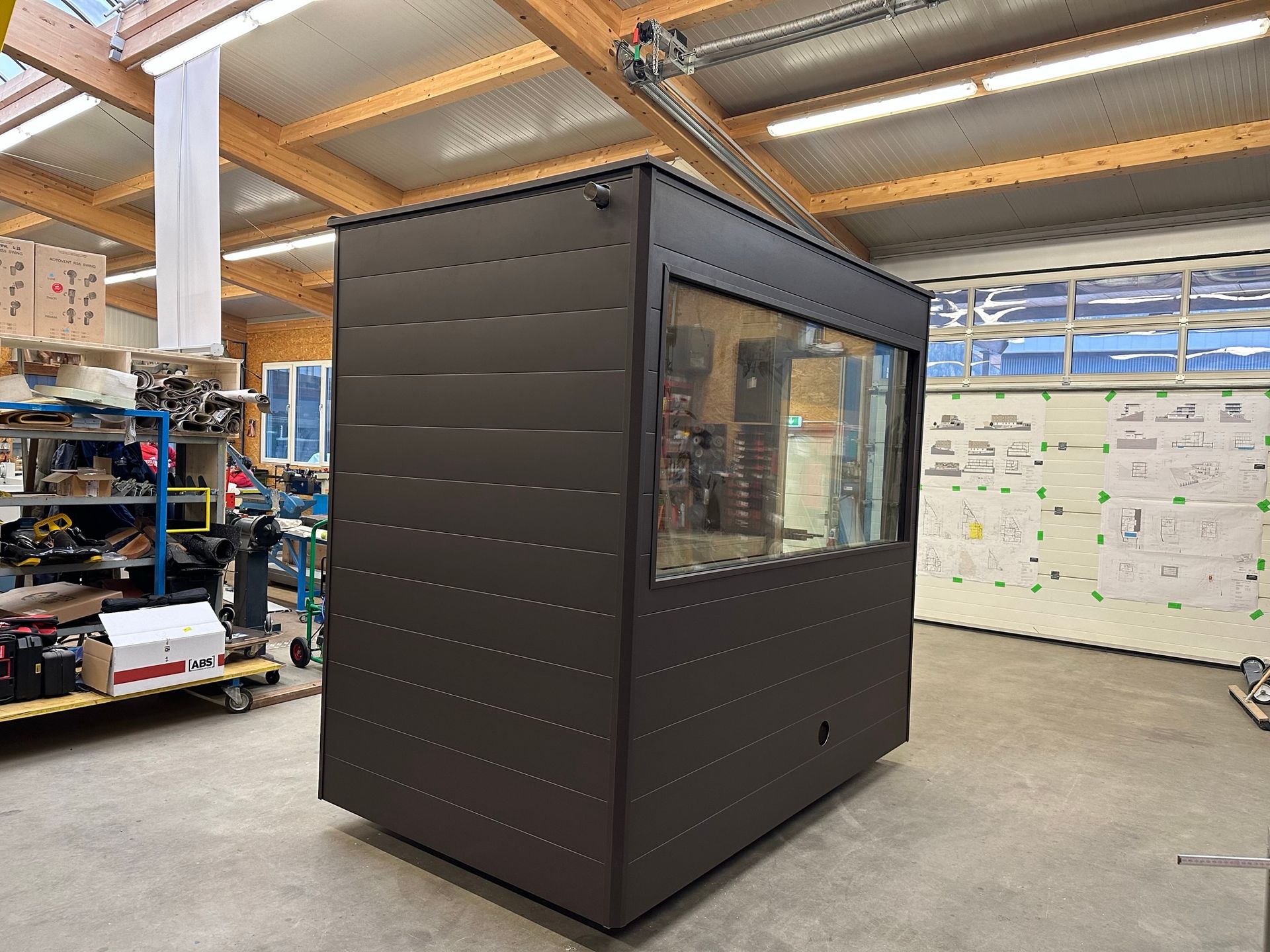 ein braunes Gebäude mit einem großen Fenster in einem Lagerhaus