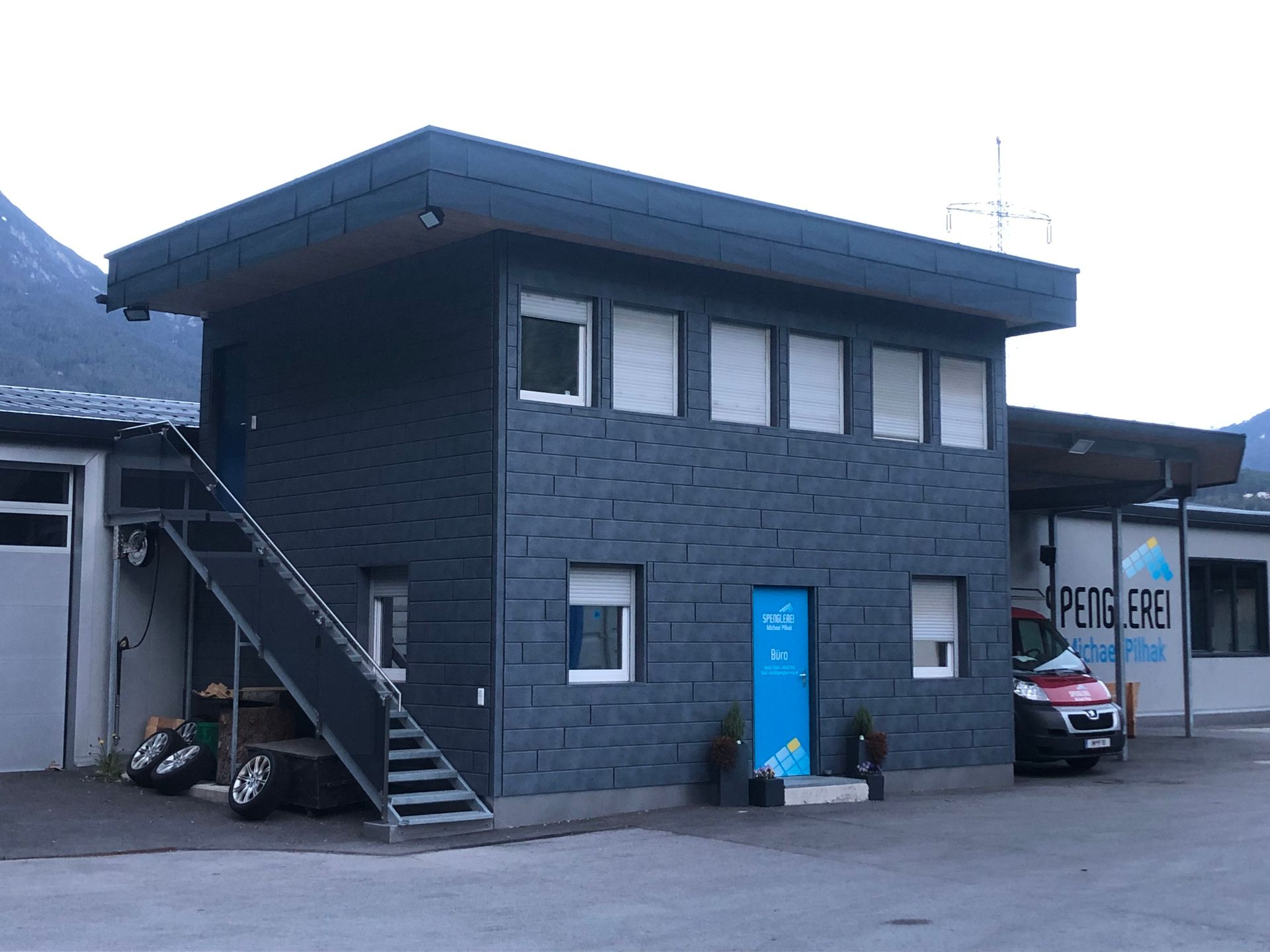 ein Gebäude mit Aufschrift