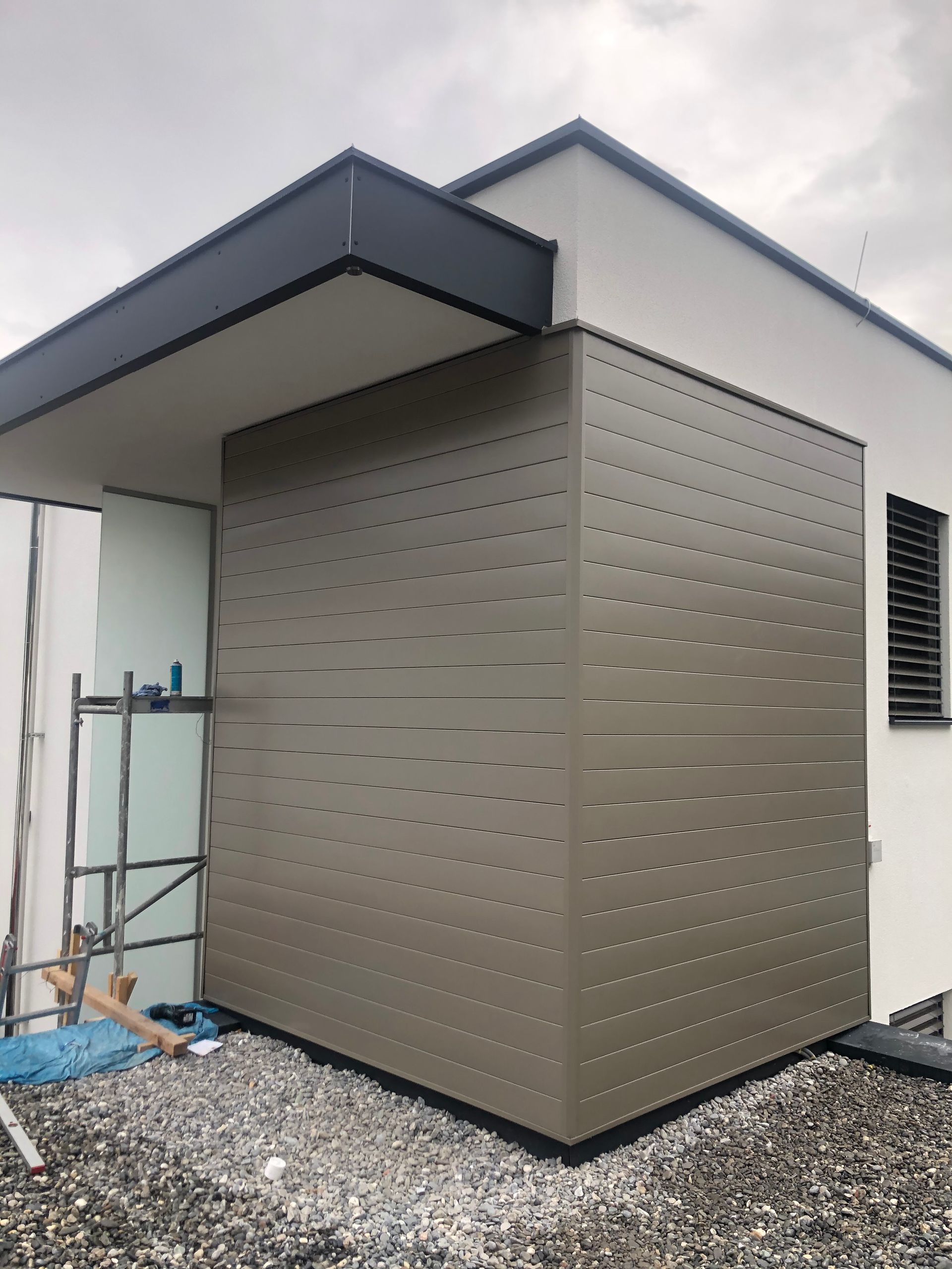 eine Luftaufnahme eines Daches mit einer blauen Decke darauf