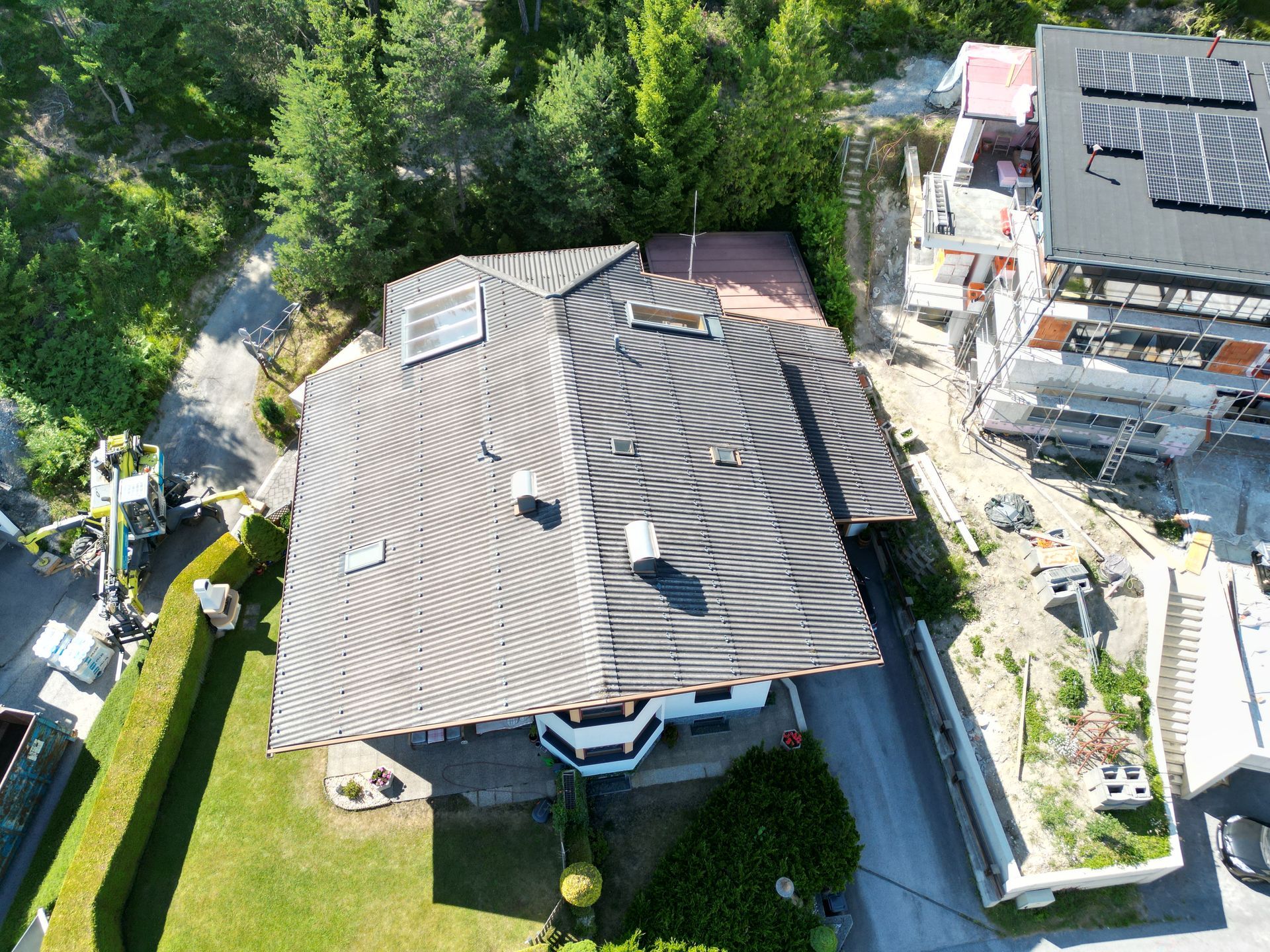 eine Luftaufnahme eines Hauses mit Sonnenkollektoren auf dem Dach