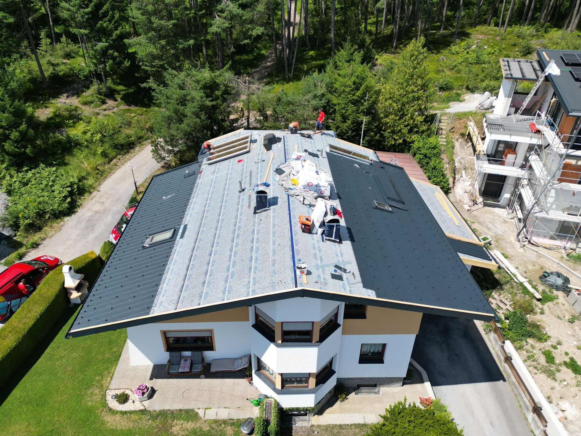 eine Luftaufnahme eines Hauses mit einem Dach in Arbeit