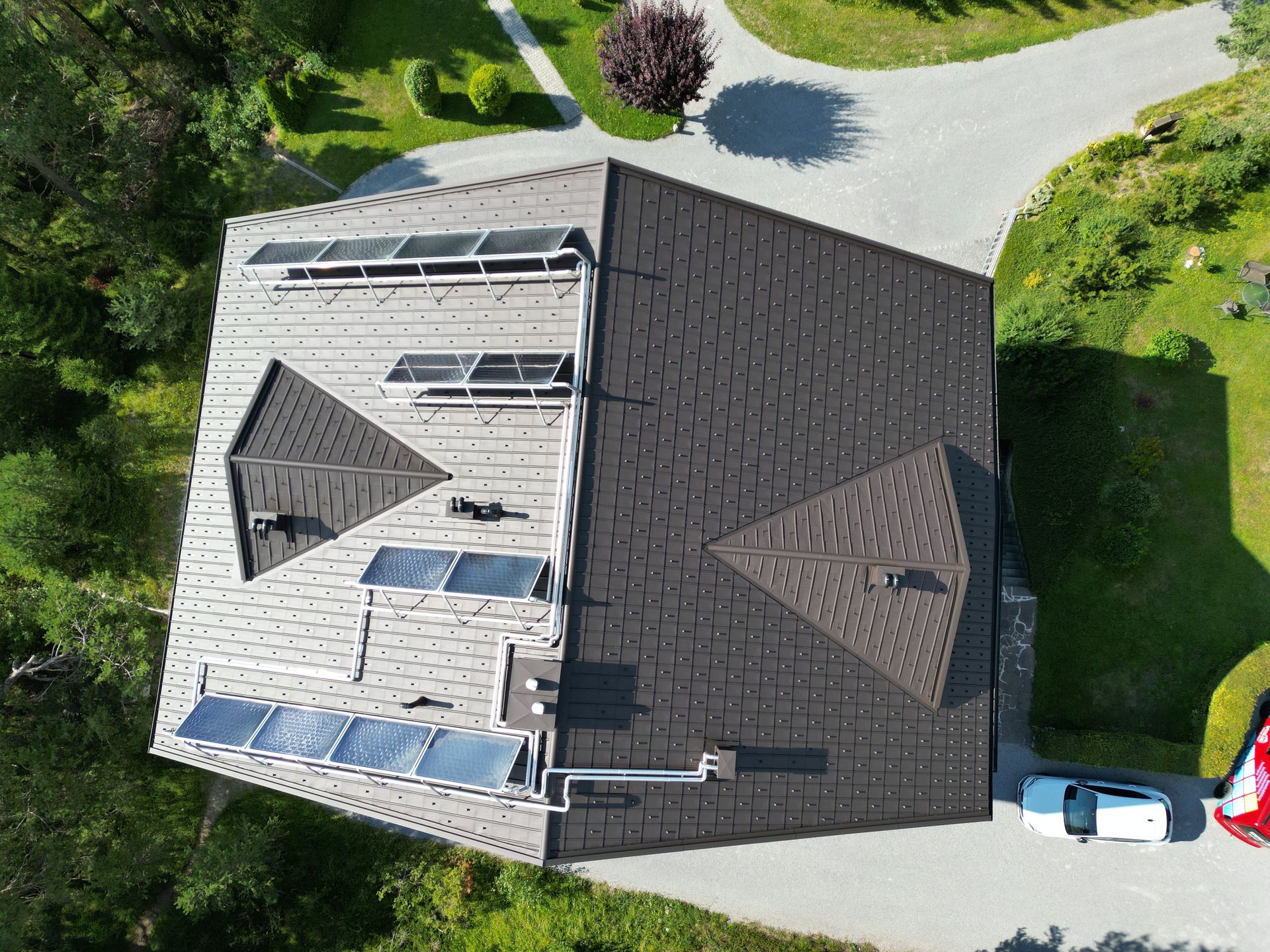 eine Luftaufnahme des Daches eines Hauses mit Sonnenkollektoren