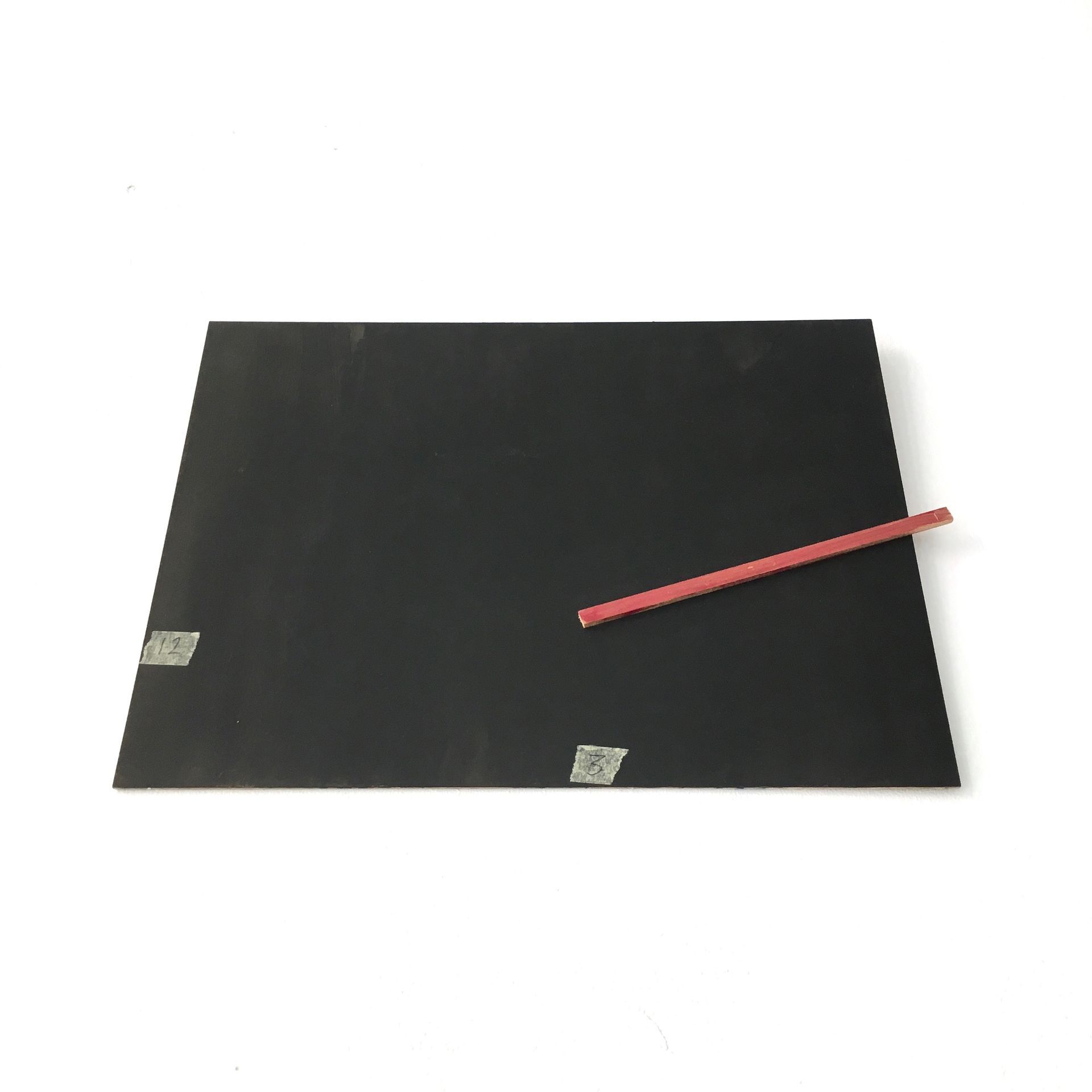 Kunstwerk von Kristina Braein, schwarze Uhr mit rotem Zeiger. Artwork: black clock with red hand