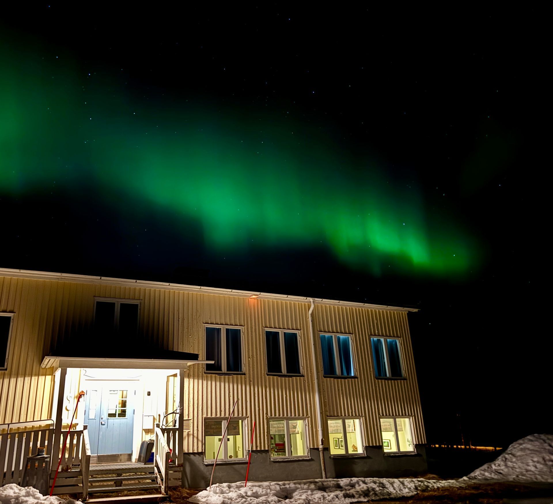 A group of people are posing for a picture in the snow.
