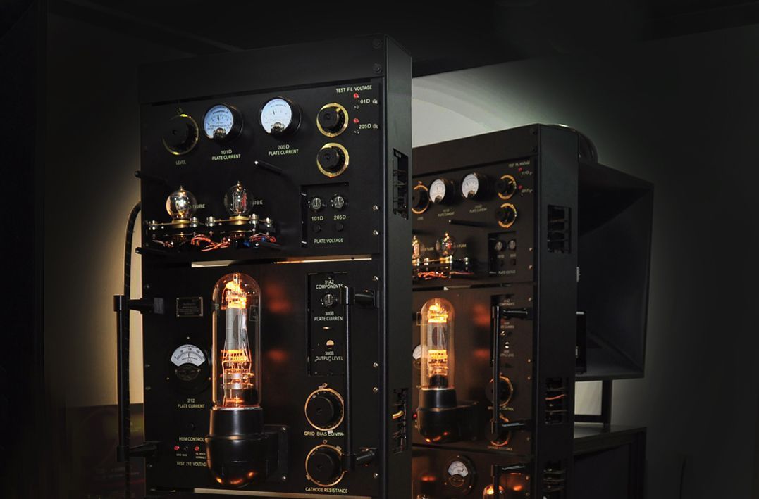A vacuum tube amplifier with the number 4 on it