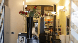 vaso di fiori nel salone di parrucchieri