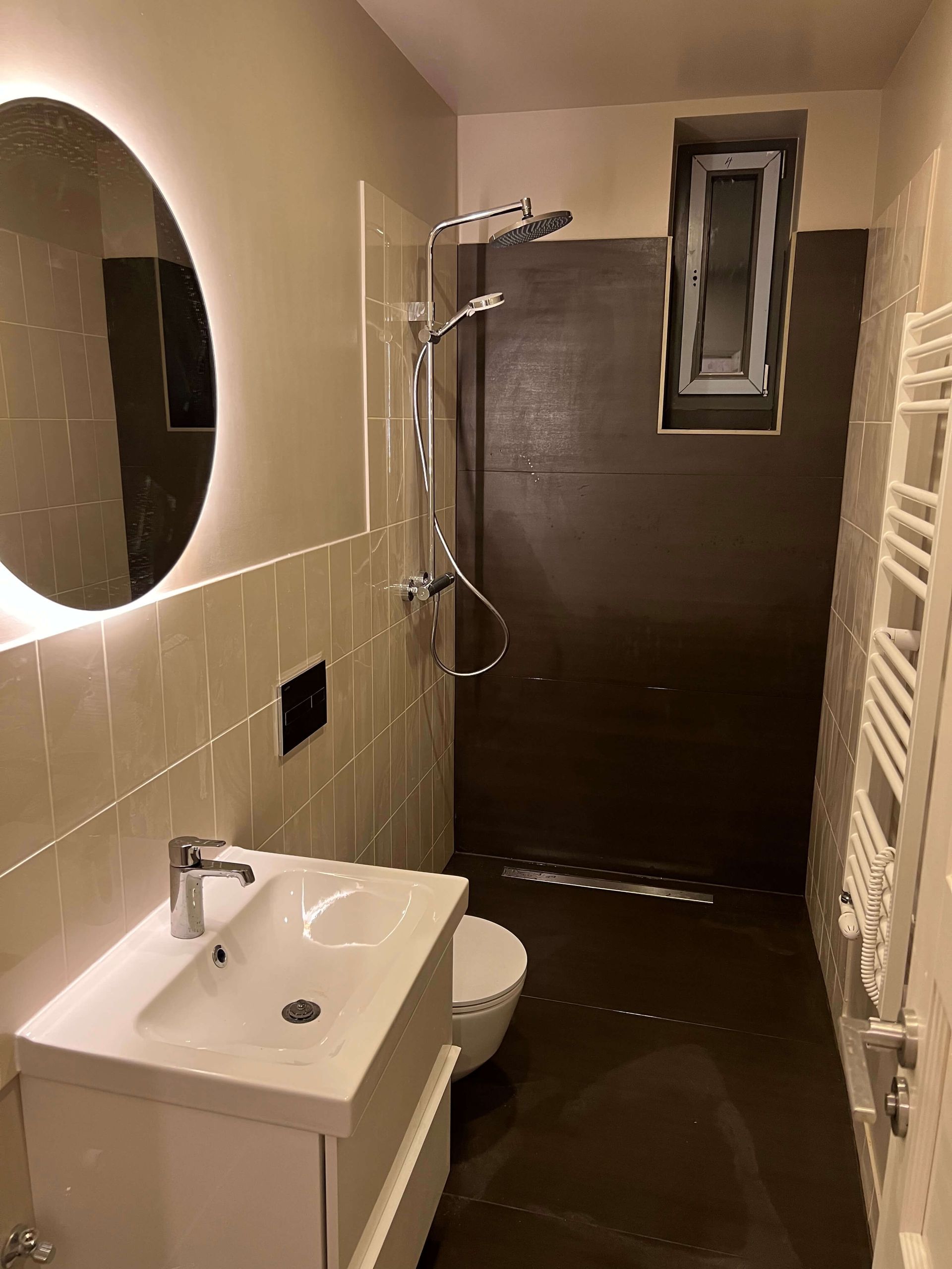 Dzīvojamās mājas, dzīvokļu renovācijas darbi .Teika