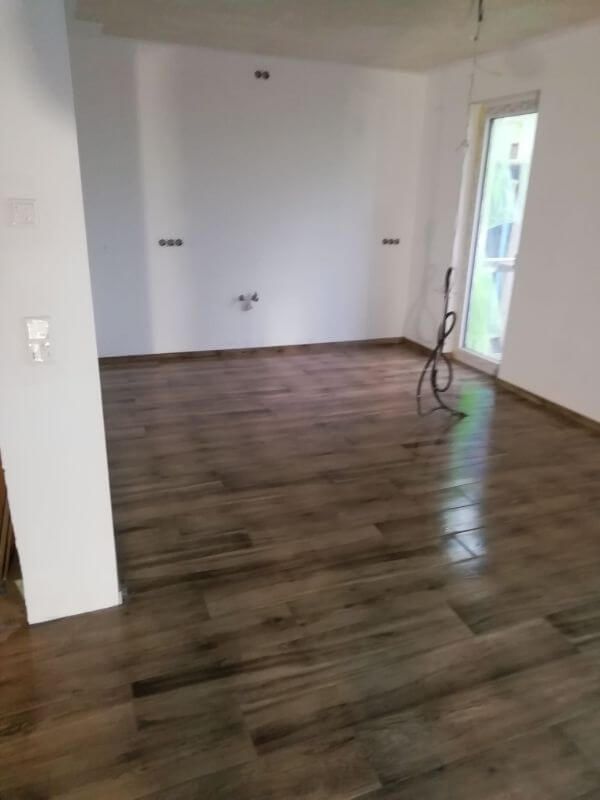 Virtuves/viesistabas grīdas flīzēšanas darbi | MJ projekts