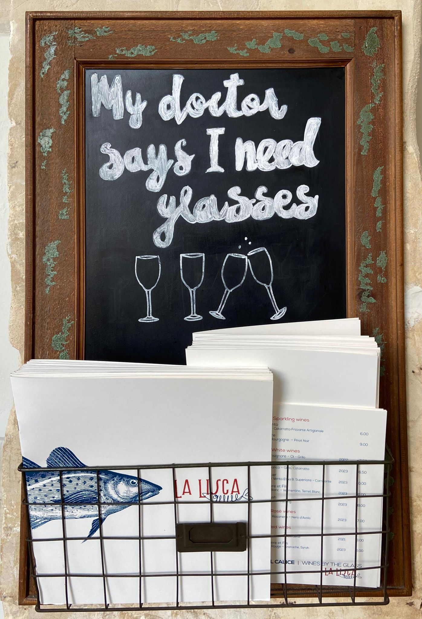 Interni del ristorante: insegna