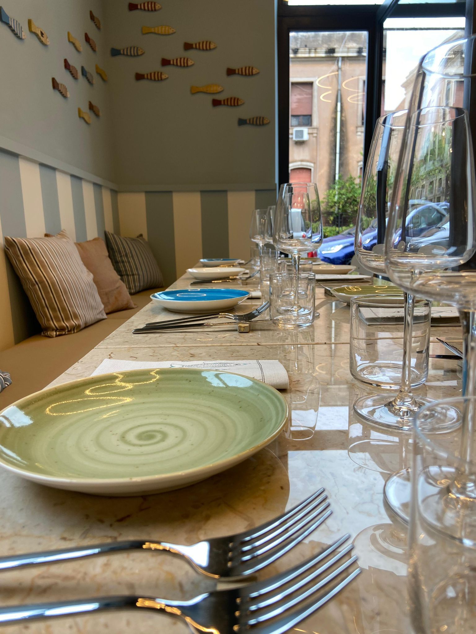 Due antipasti aperti con salmone affumicato e crema bianca su base gialla, serviti su un vassoio azzurro.