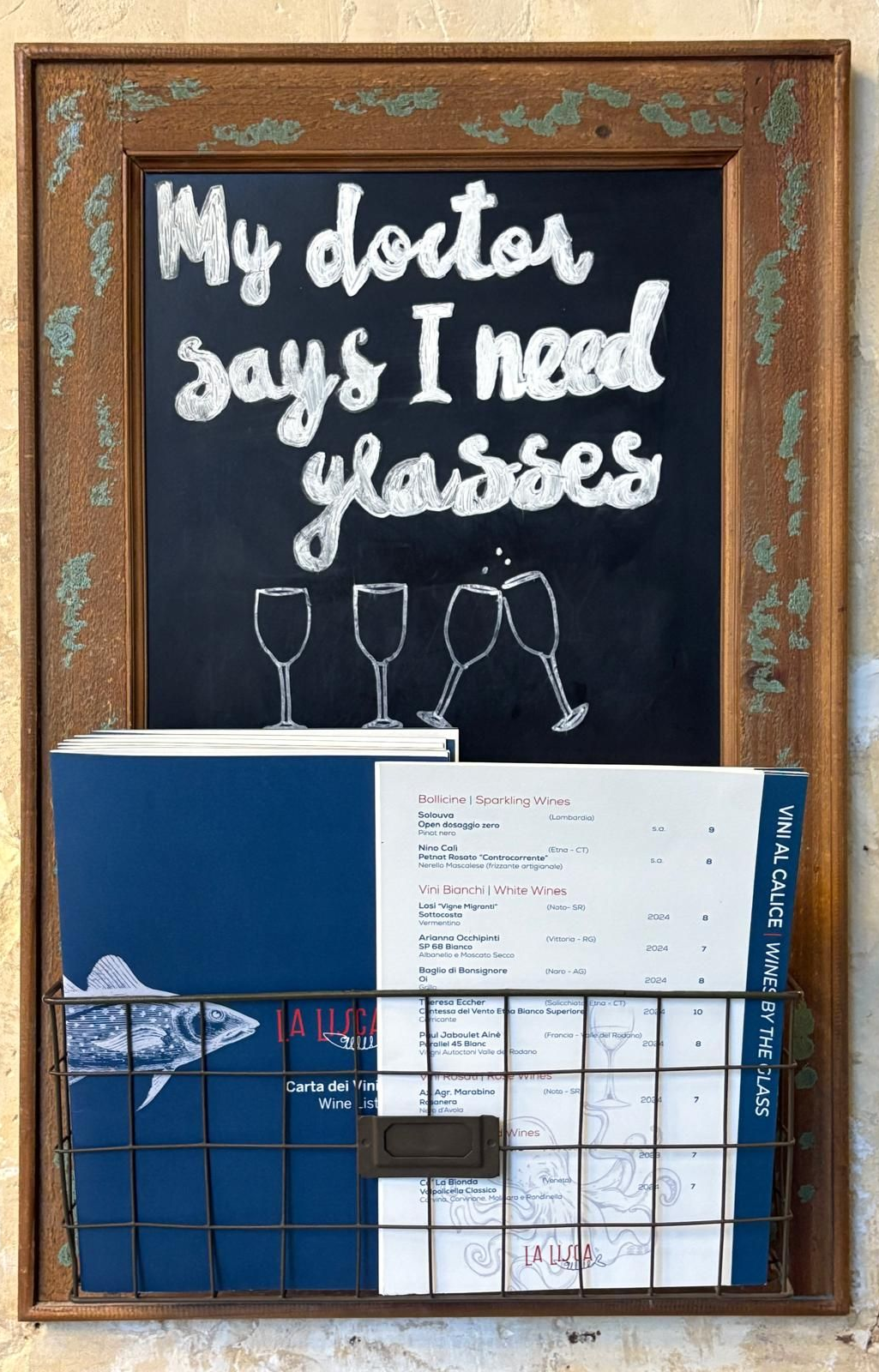 Interni del ristorante: insegna 