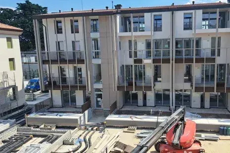 Si sta costruendo un grande edificio con molte finestre