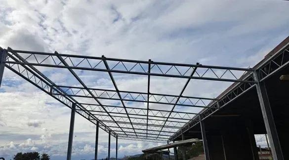 Una grande struttura metallica viene costruita sulla cima di un edificio.
