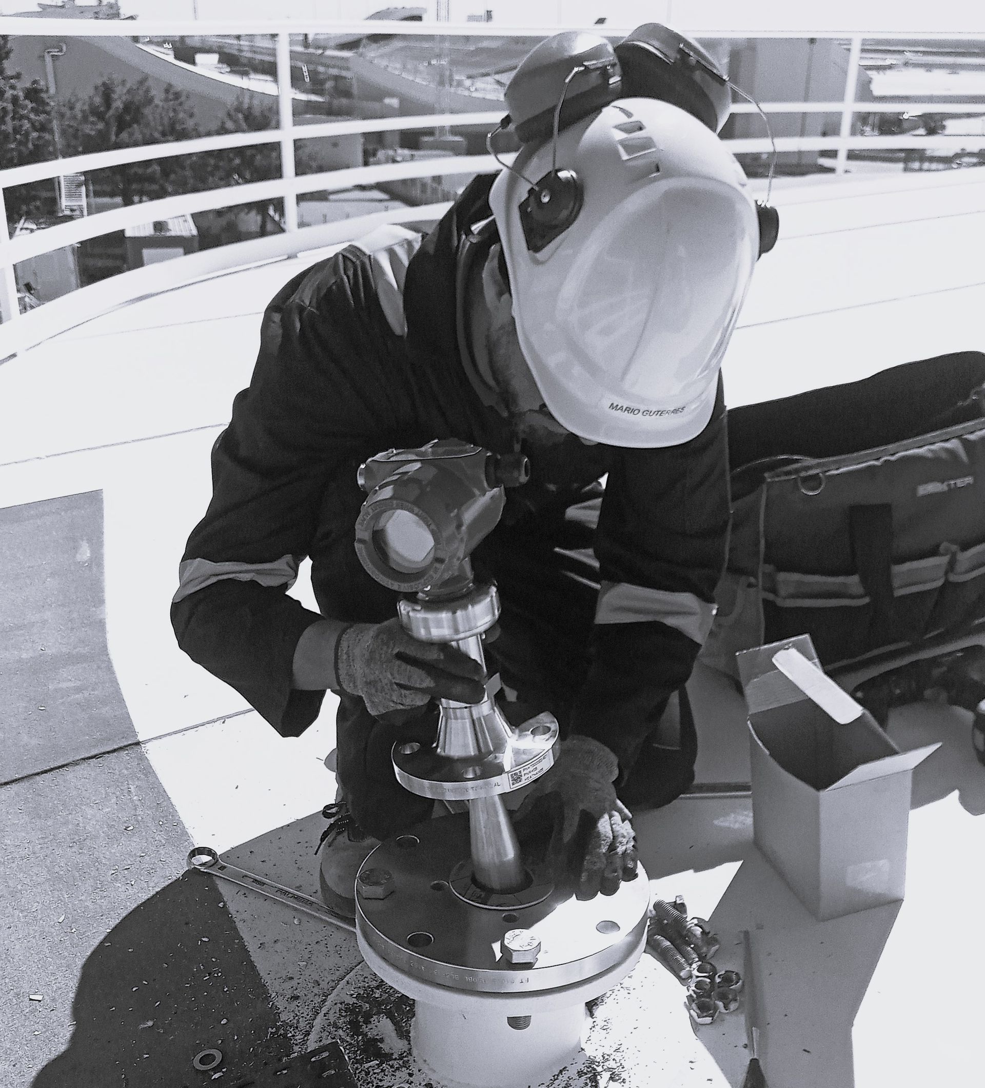 Emerson Rosemount Tank Radar Installation in a Jet A1 Tank 