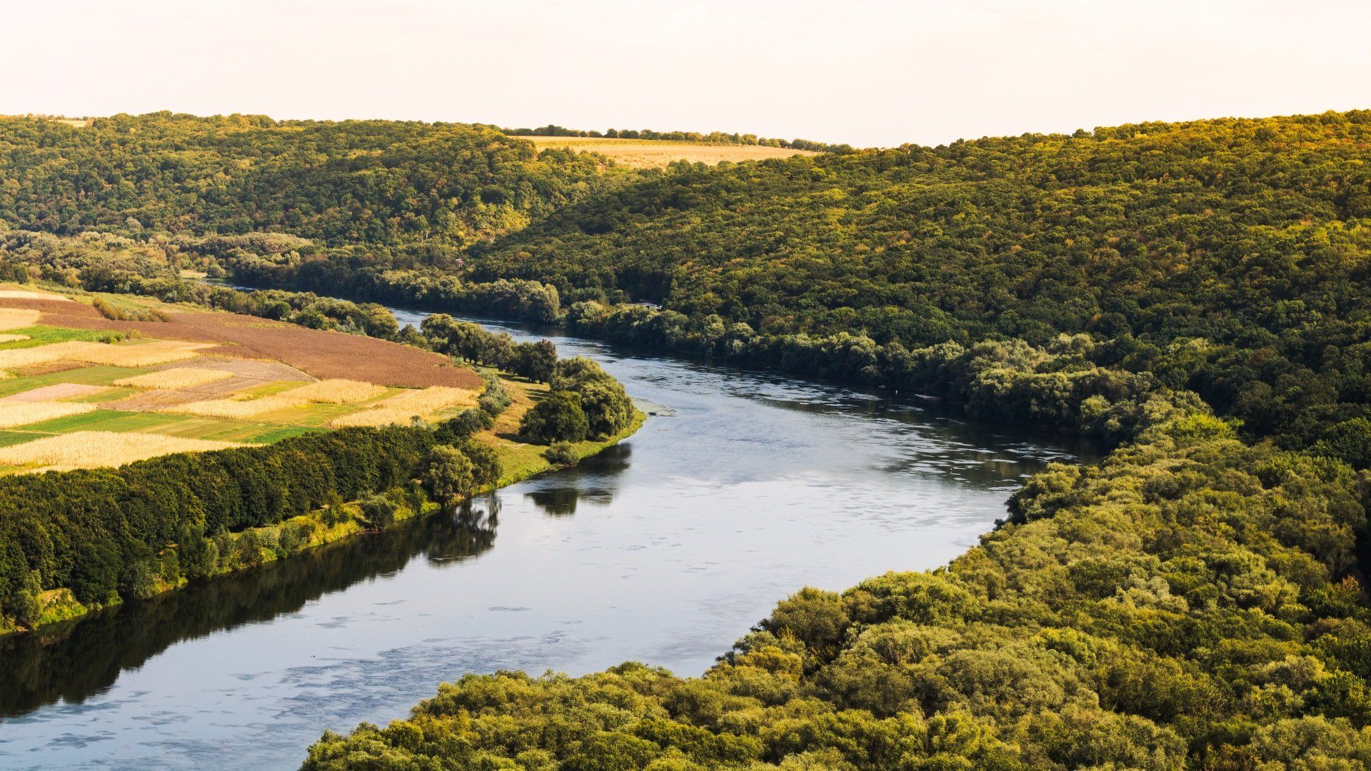 R moldova. Nistru Молдавия. Река Молдова в Молдавии. Река Нистру Молдова. Молдавия река Днестр.