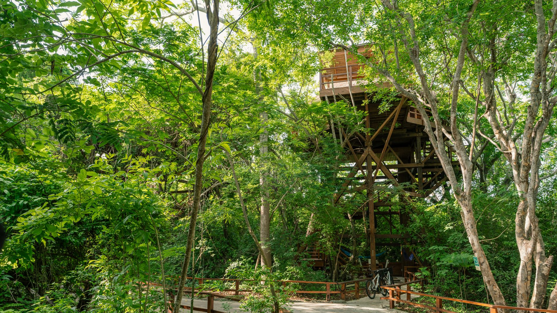Diseño arquitectónico de escalera caracol que lleva al Club House en Hotel Las Islas