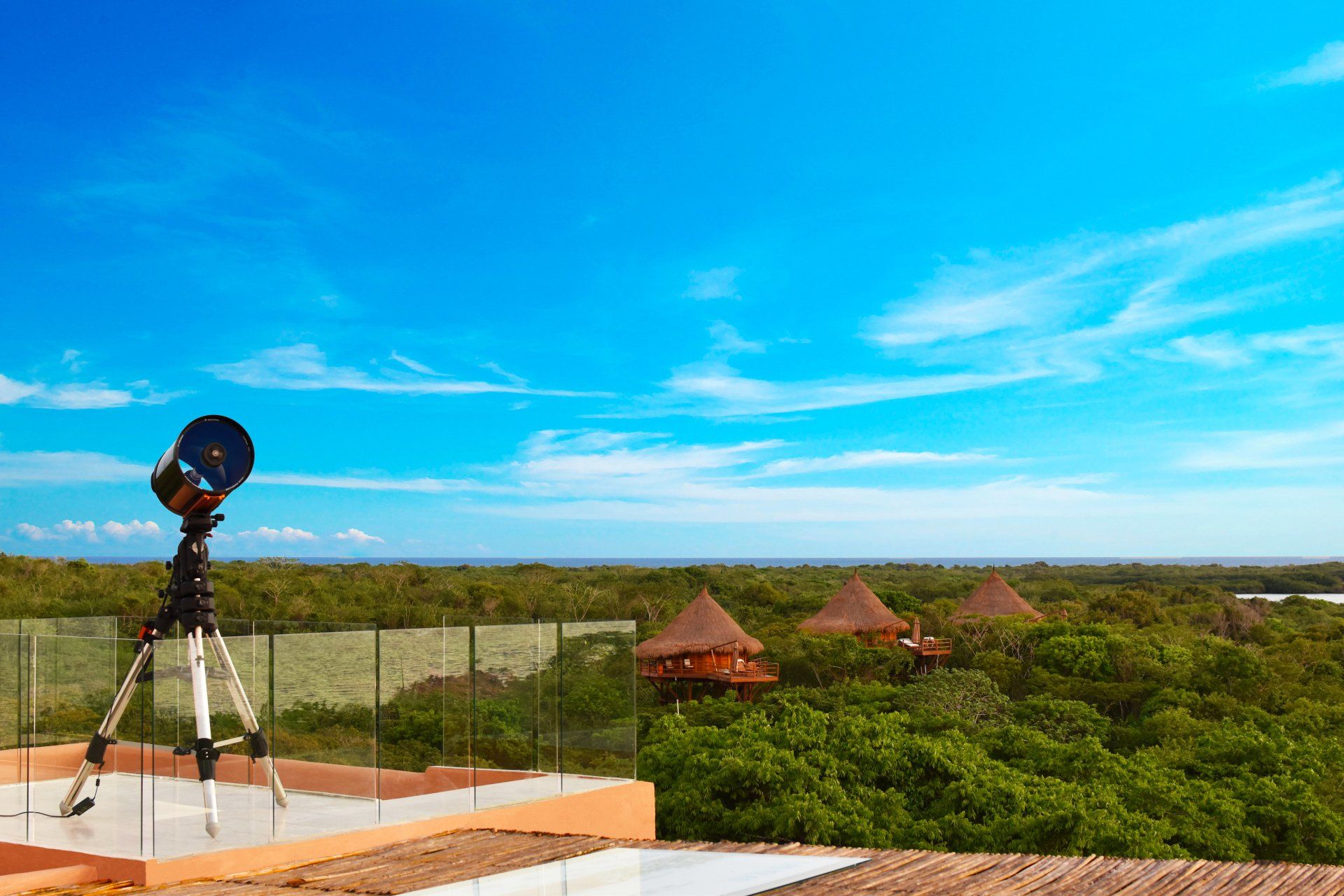Punto de observación de Las Islas, con vistas a la naturaleza y bungalows en el horizonte