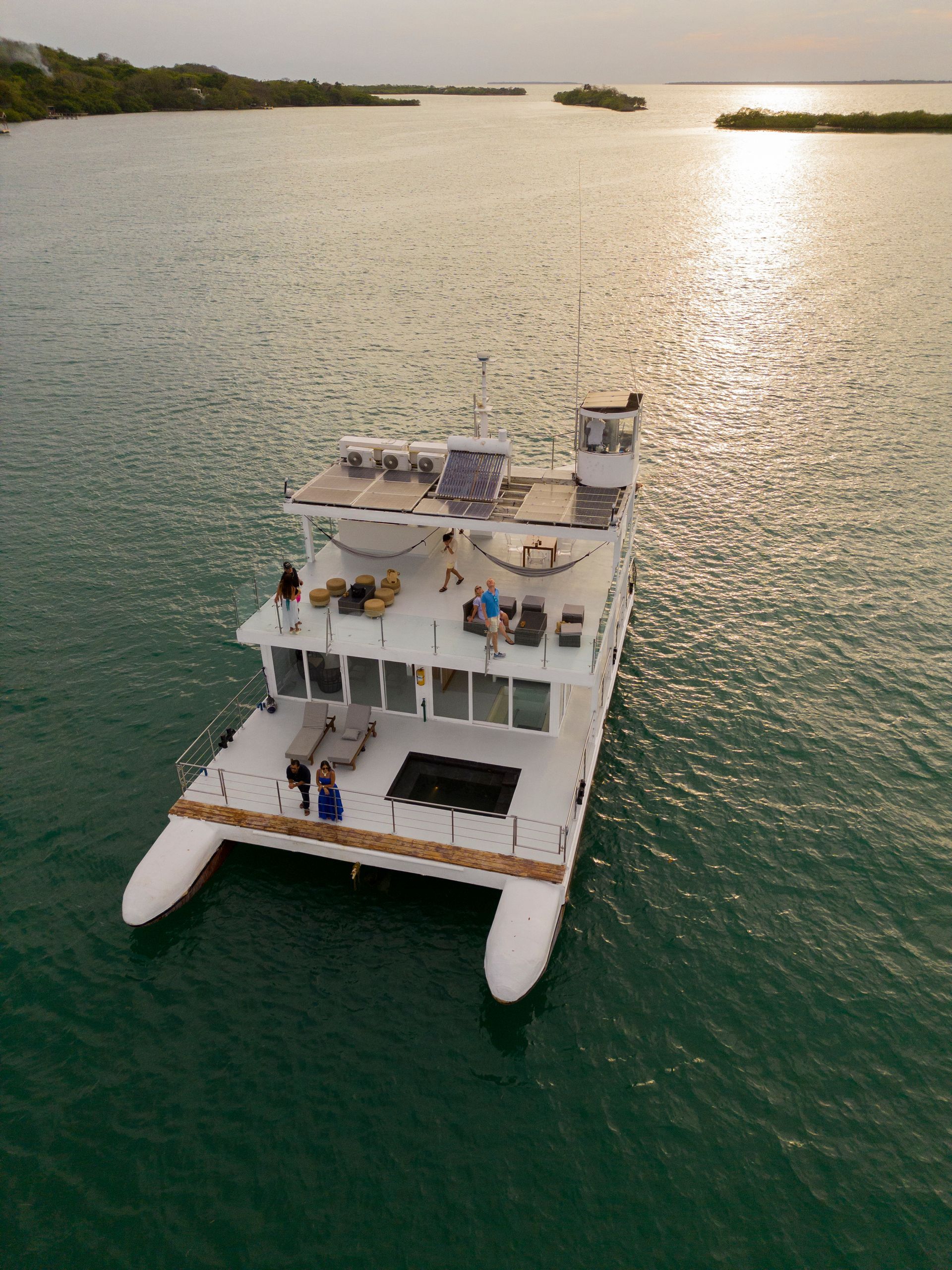 Casa Navegante flotando en un entorno paradisíaco del Hotel Las Islas