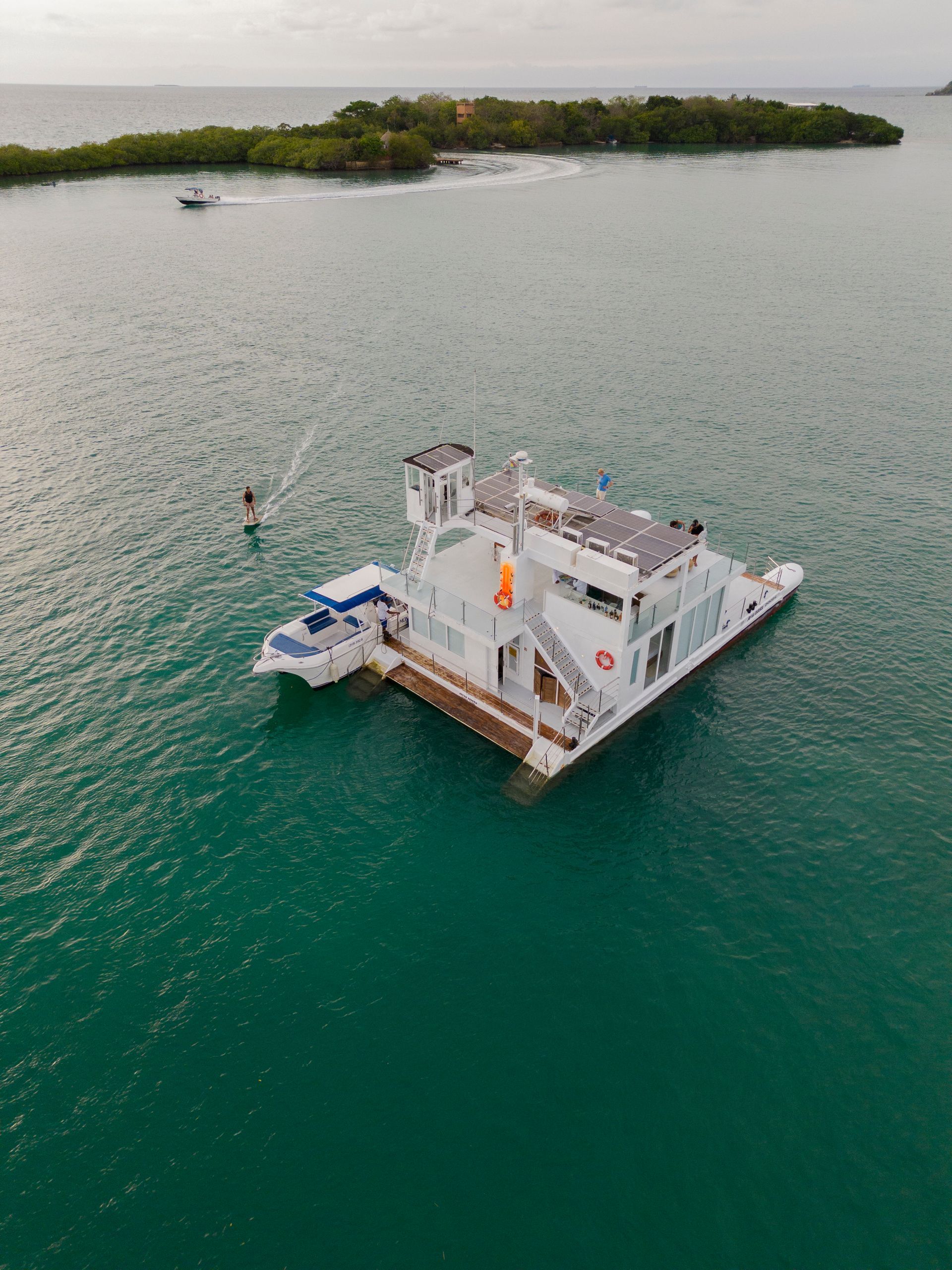 Espacio de relajación en la Casa Navegante, rodeado de brisa marina y paisajes tropicales en Las Islas