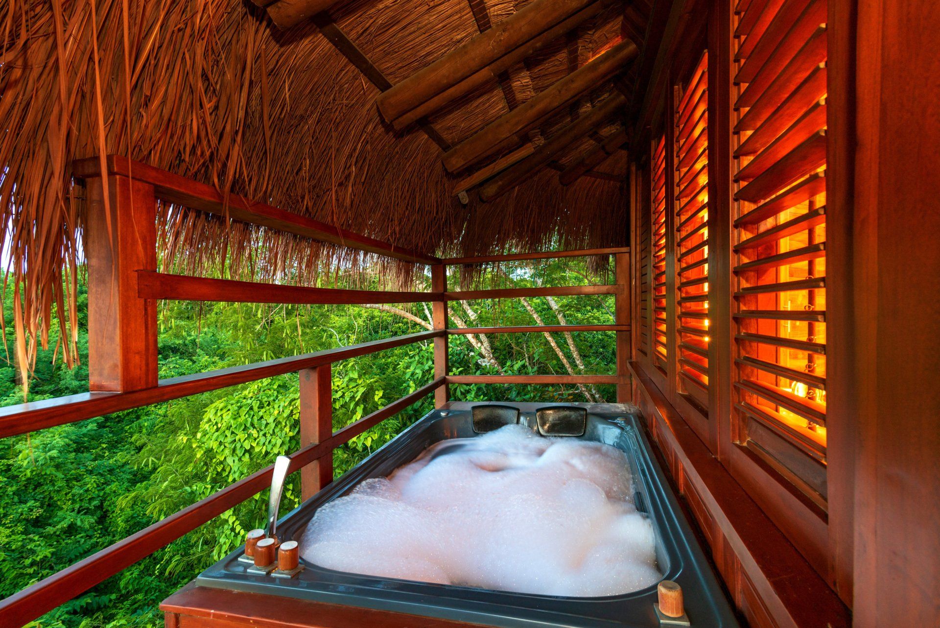 Jacuzzi privado de Bungalow, rodeado de naturaleza en el Hotel Las Islas