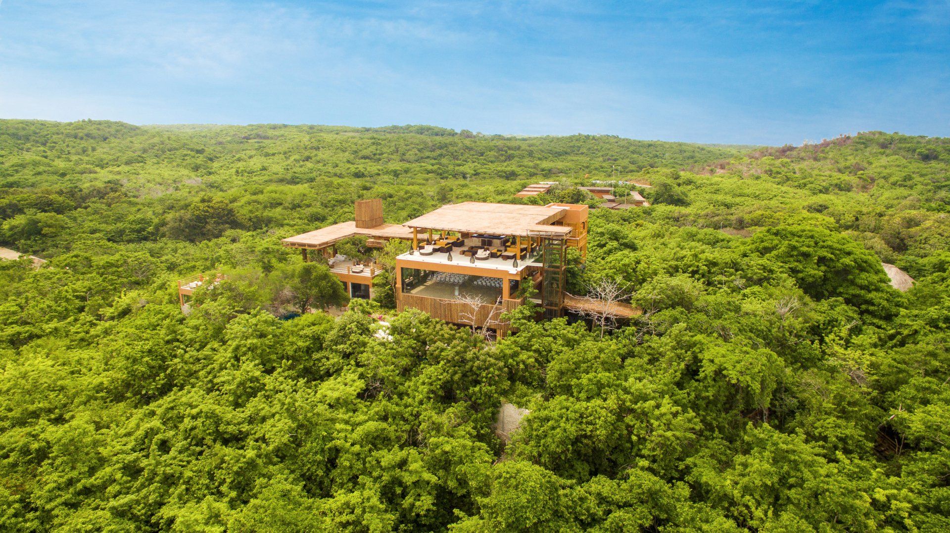 Panorámica del Club House en Hotel Las Islas, destacando su diseño tropical y su integración con el entorno natural