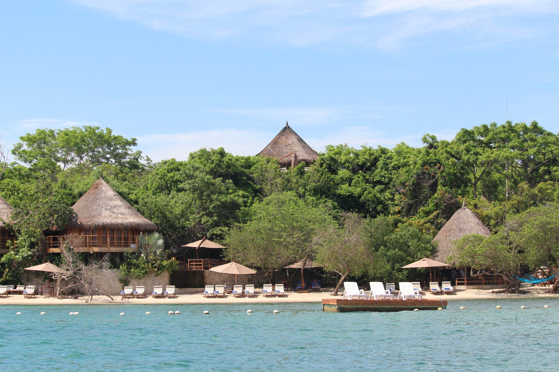 Playa en Hotel Las Islas, con tumbonas y cabañas frente al mar para una experiencia de descanso total
