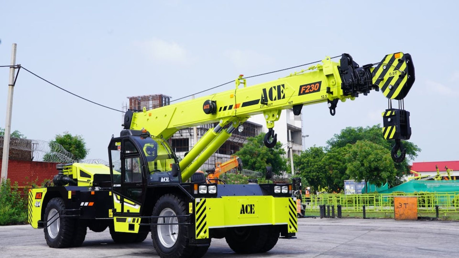 Grúa móvil ACE F550 de color amarillo y negro con pluma elevada en exteriores.