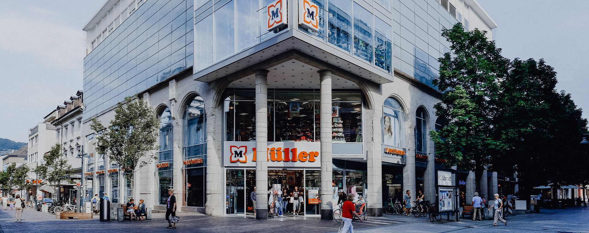 A large drugstore building with the banner Müller on it.