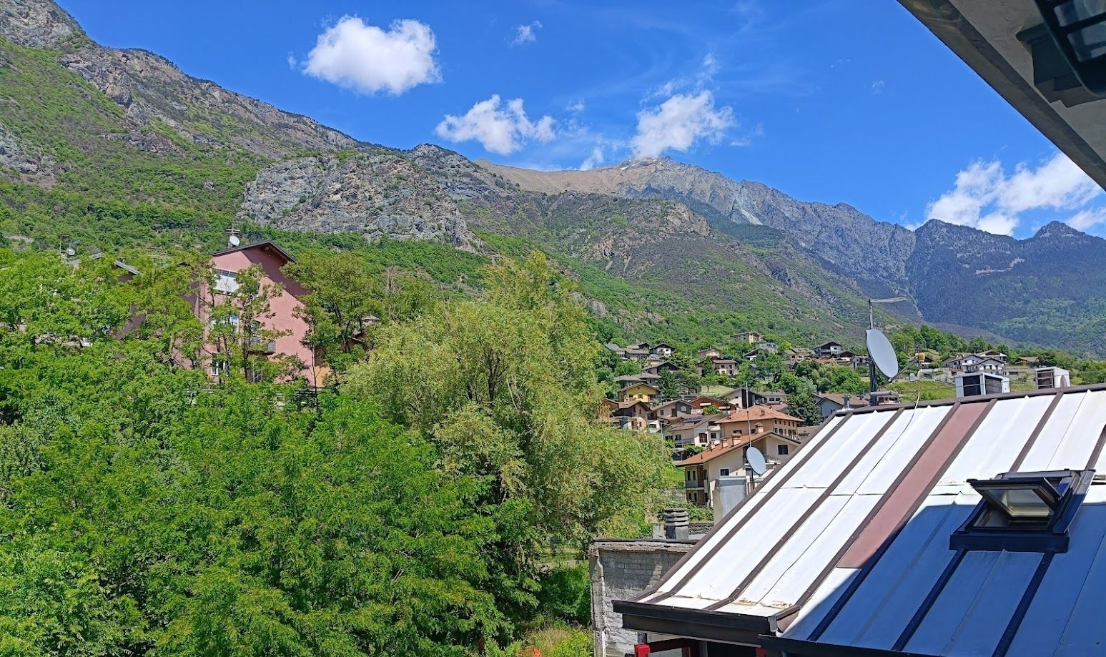 Vue sur le Mont Zerbion depuis le balcon du séjour.