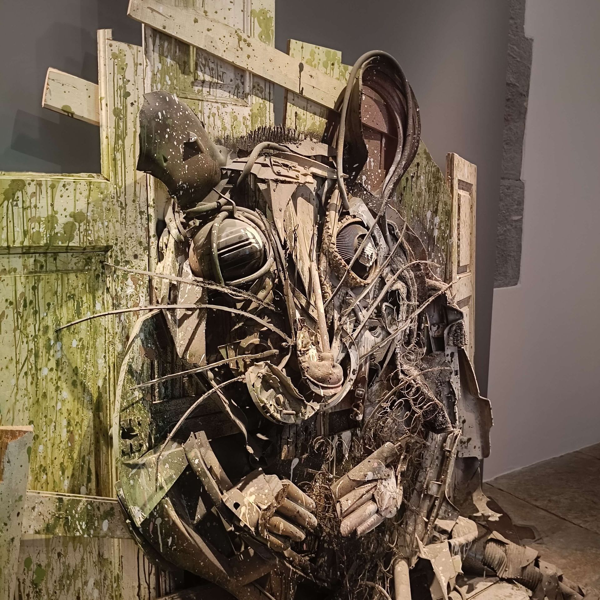 Scultura di un topo stilizzato presentata nella mostra Street Art Revolution al Forte di Bard.
