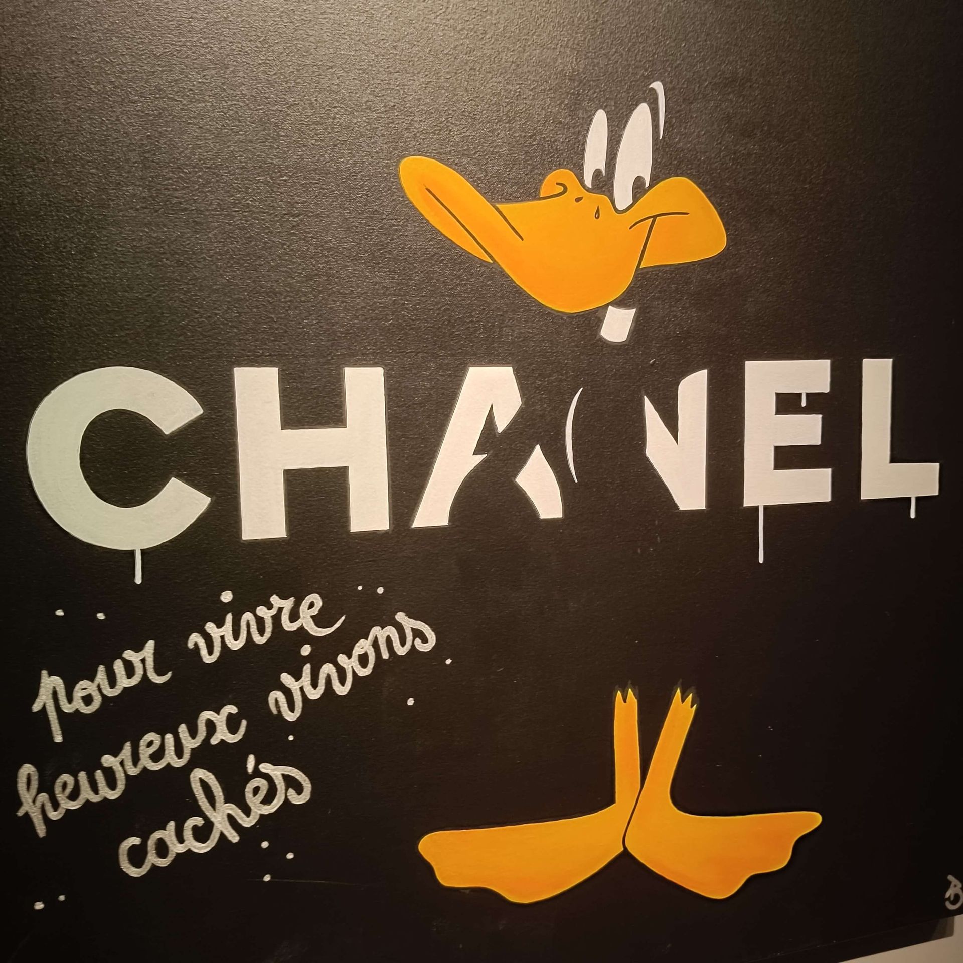 Opera di street art con Duffy Duck e logo Chanel esposta al Forte di Bard.