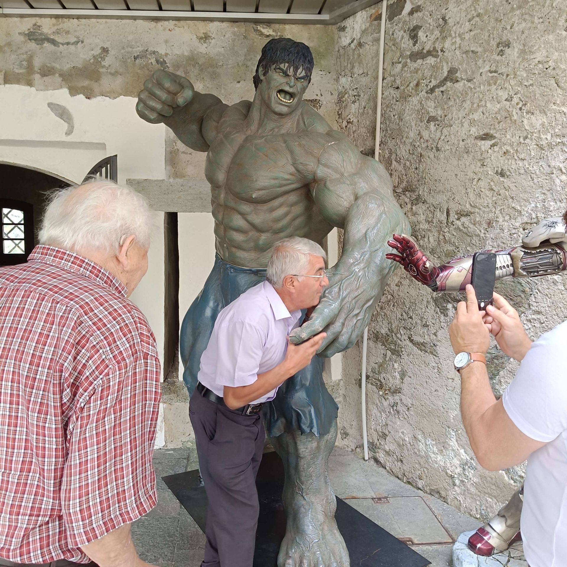 Visitatori in posa davanti all’installazione degli Avengers al Forte di Bard.