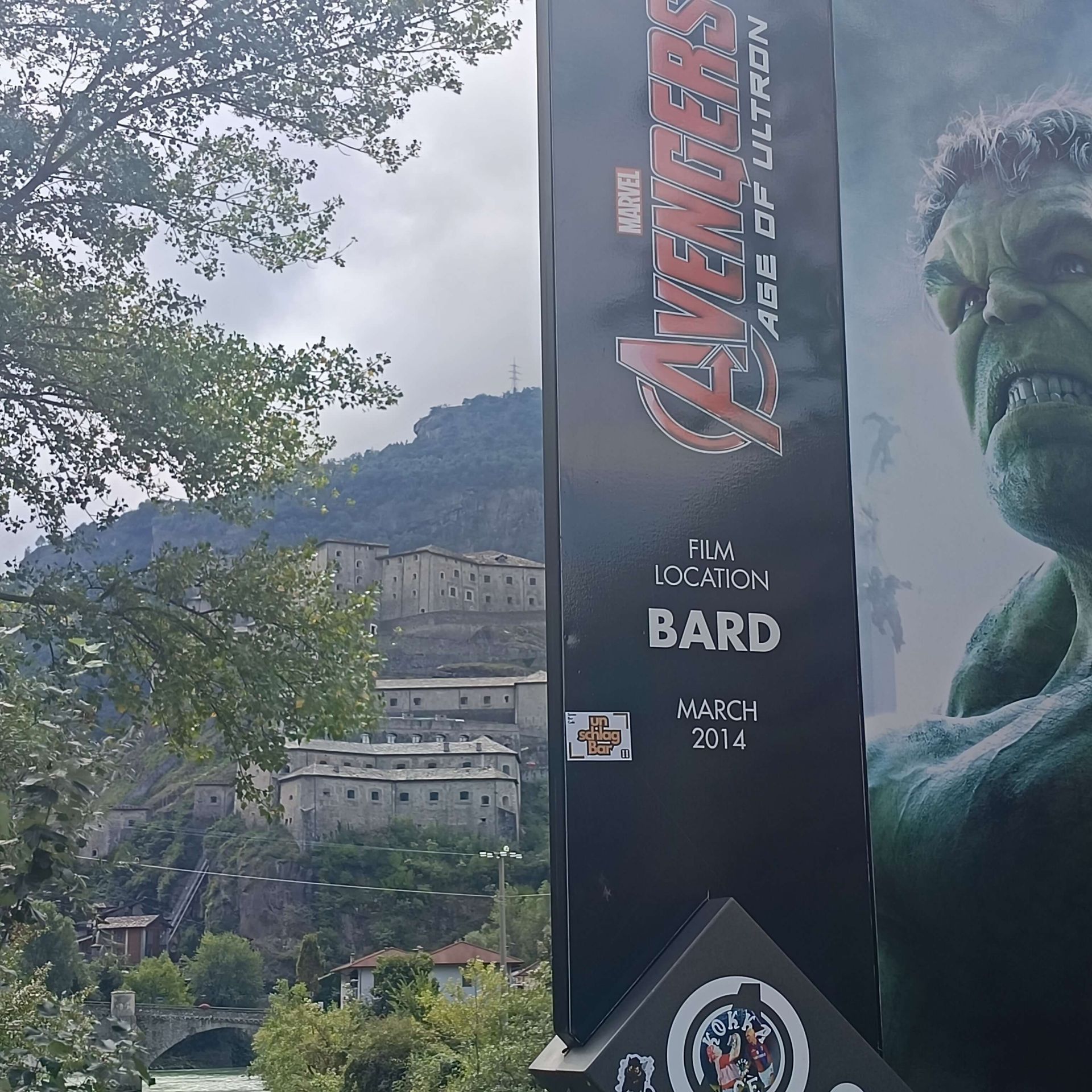 Vista del Forte di Bard con cartello dedicato agli Avengers, location del film Marvel del 2012.