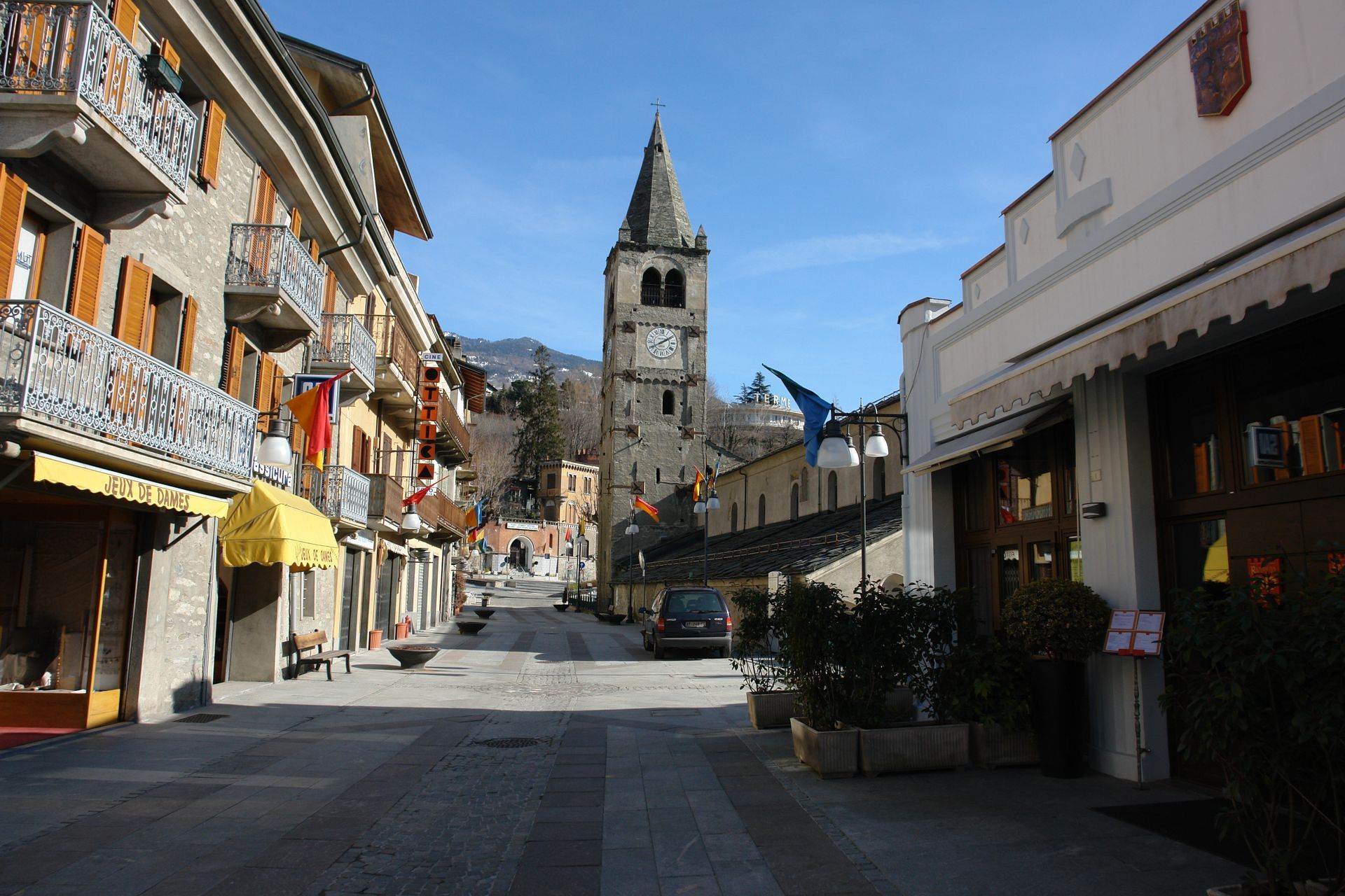 via Chanoux Saint-Vincent con chiesa di San Vincenzo Valle d’Aosta