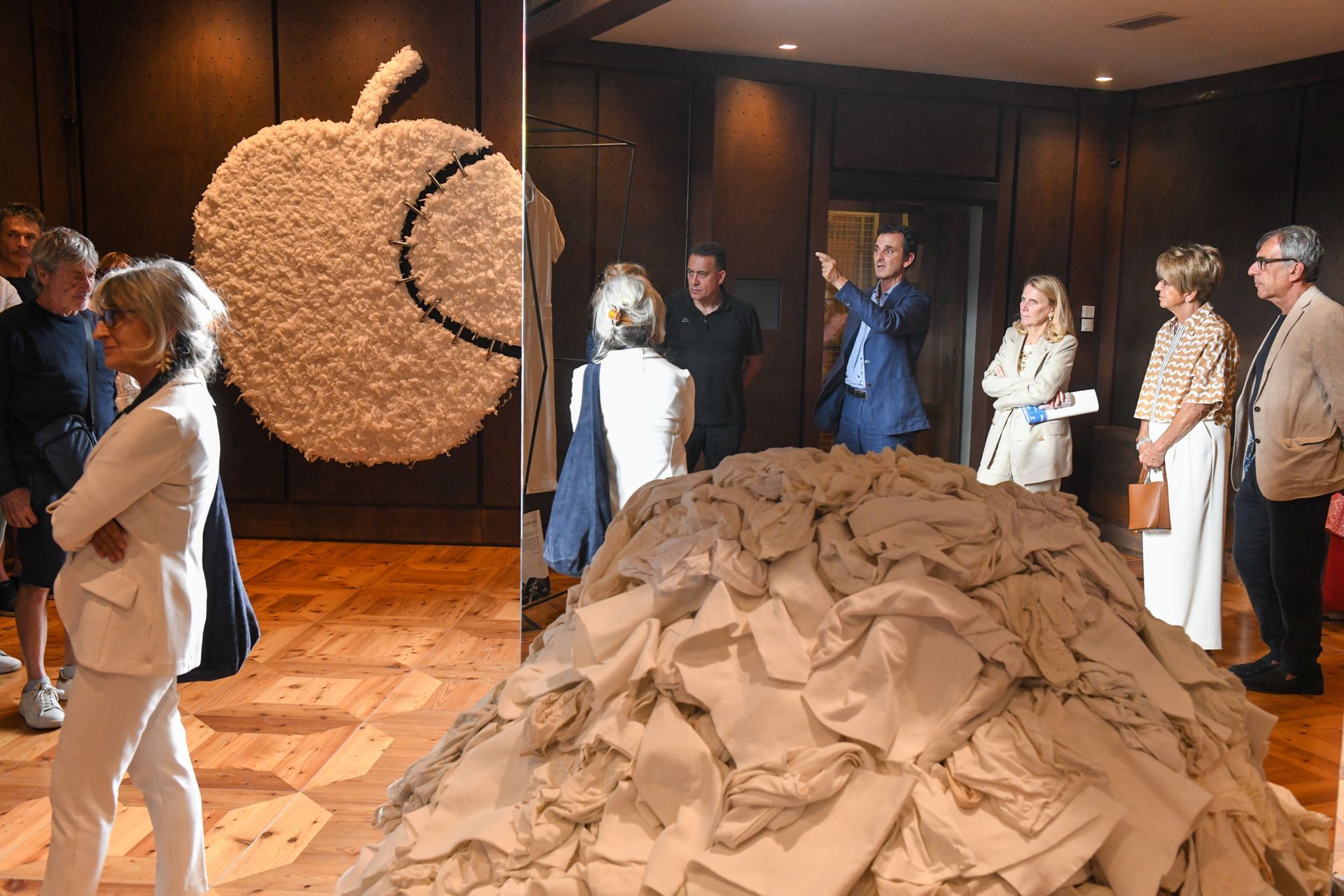 Veduta laterale della “Mela Reintegrata” di Michelangelo Pistoletto allestita negli spazi interni del Castello Gamba, tra luce naturale e architettura storica.