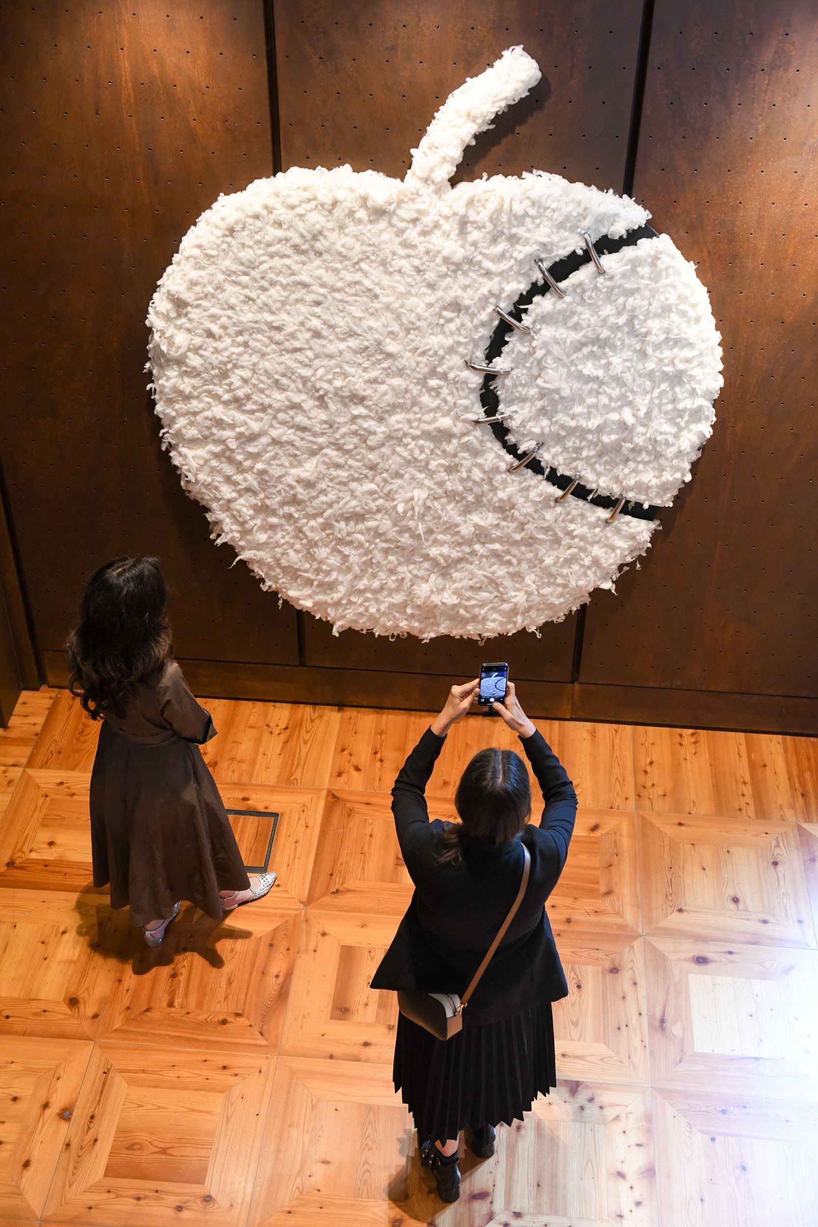 La “Mela Reintegrata” di Michelangelo Pistoletto esposta all’interno del Castello Gamba, nella sala dedicata alle opere contemporanee.