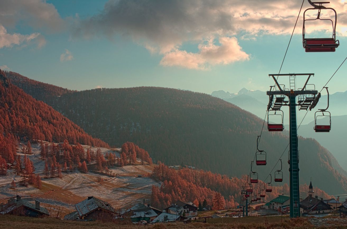 Seggiovia di Chamois in autunno, foto di Antoine Casarotto con i colori caldi delle montagne valdostane