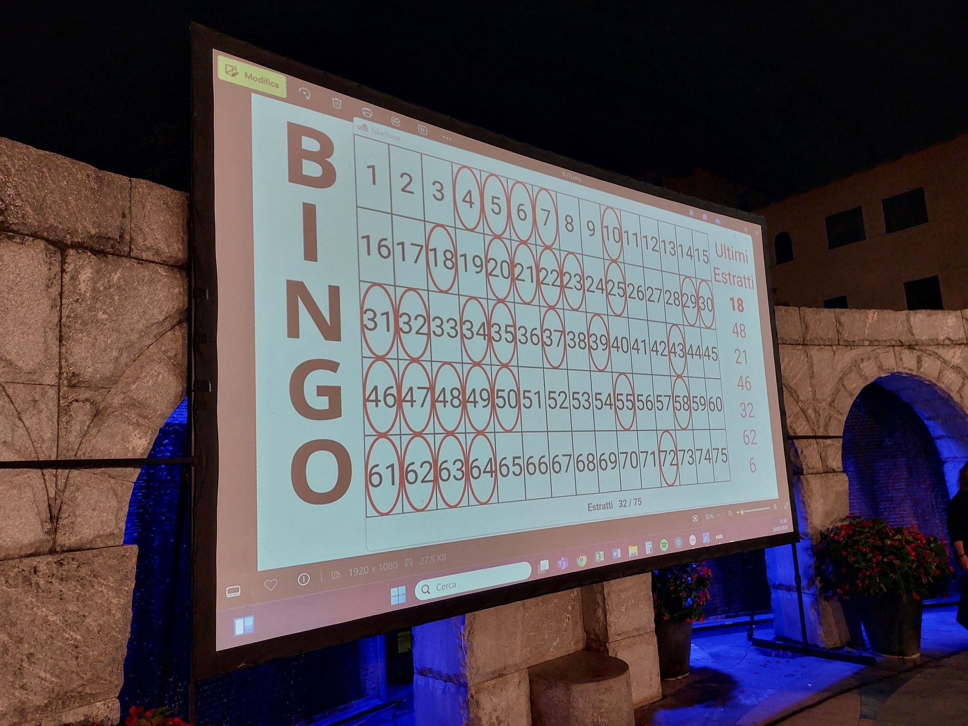 Cartella del Bingo proiettata su grande schermo in piazza a Saint-Vincent, durante una serata estiva all’aperto con pubblico riunito