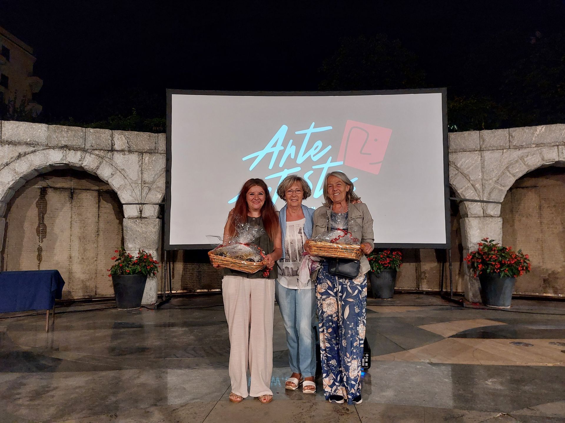 Scorcio della piazza Cavalieri di Vittorio Veneto a Saint Vincent durante la serata Bingo con il logo ArteInTesta, agenzia organizzatrice dell’evento