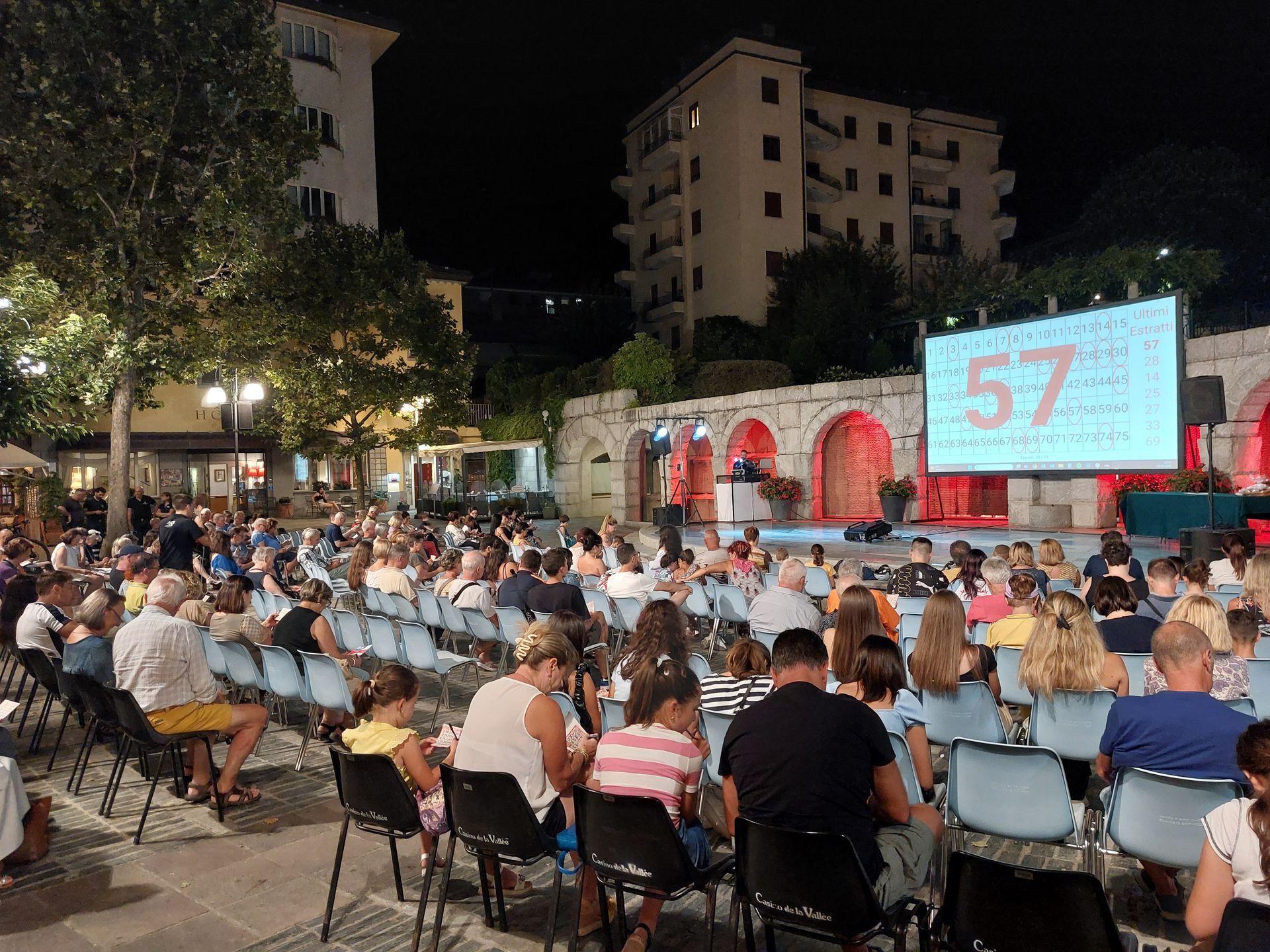 Partecipanti seduti intenti a seguire i numeri durante la serata Bingo a Saint-Vincent, tra risate e concentrazione