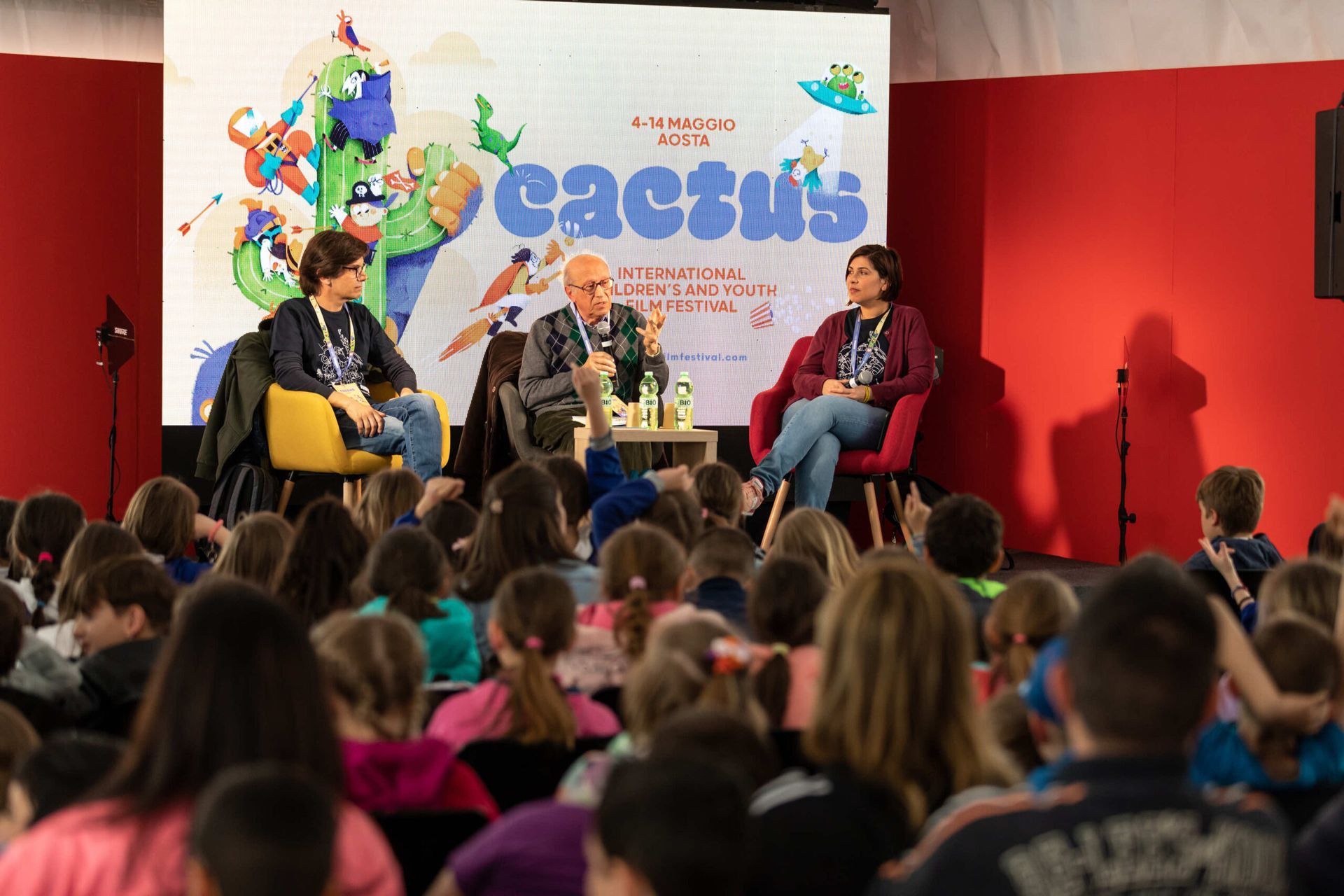 Giovani spettatori raccolti in ascolto al Cactus Film Fest