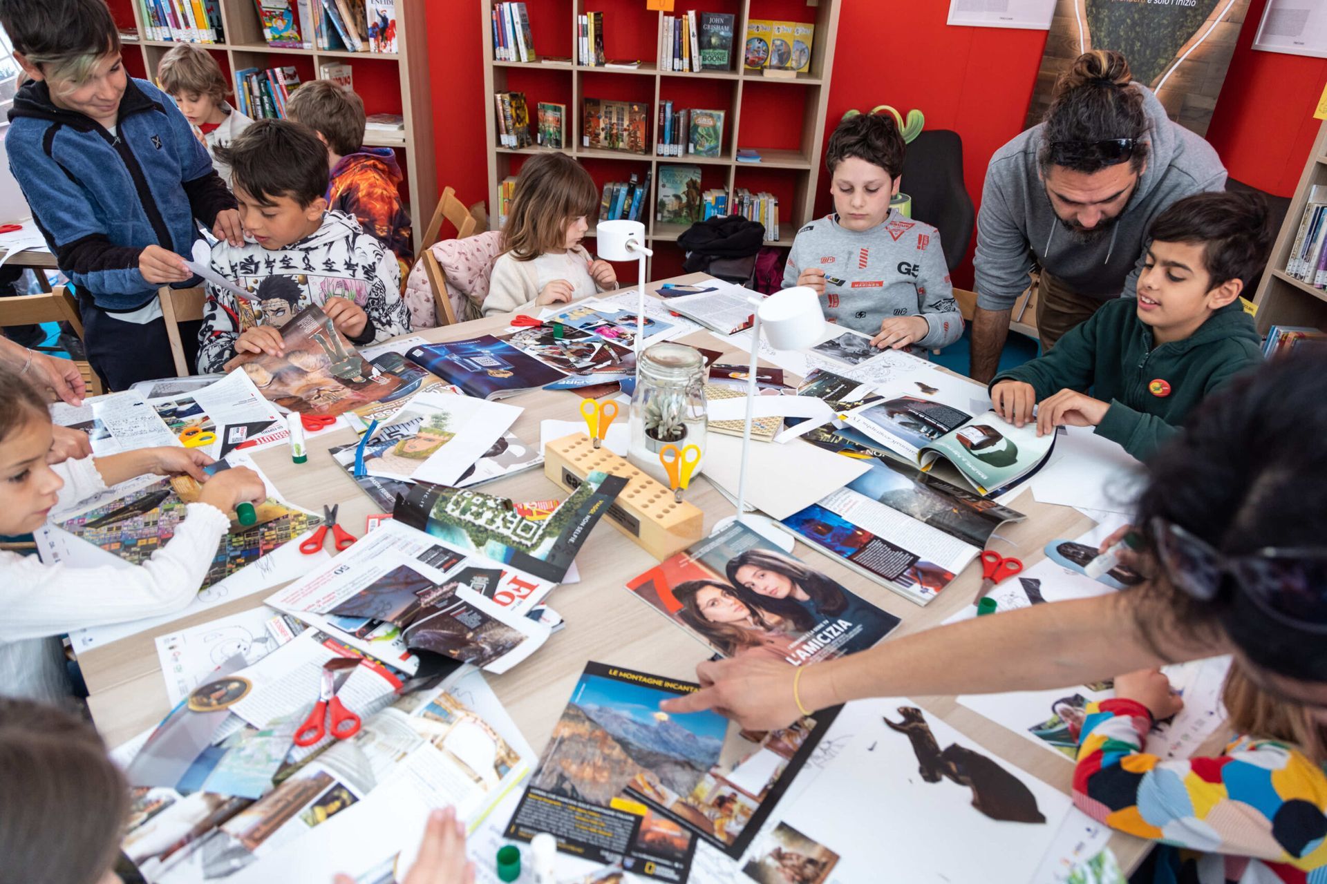 Bambini impegnati in un laboratorio creativo durante il Cactus Film Fest , tra cinema e attività educative
