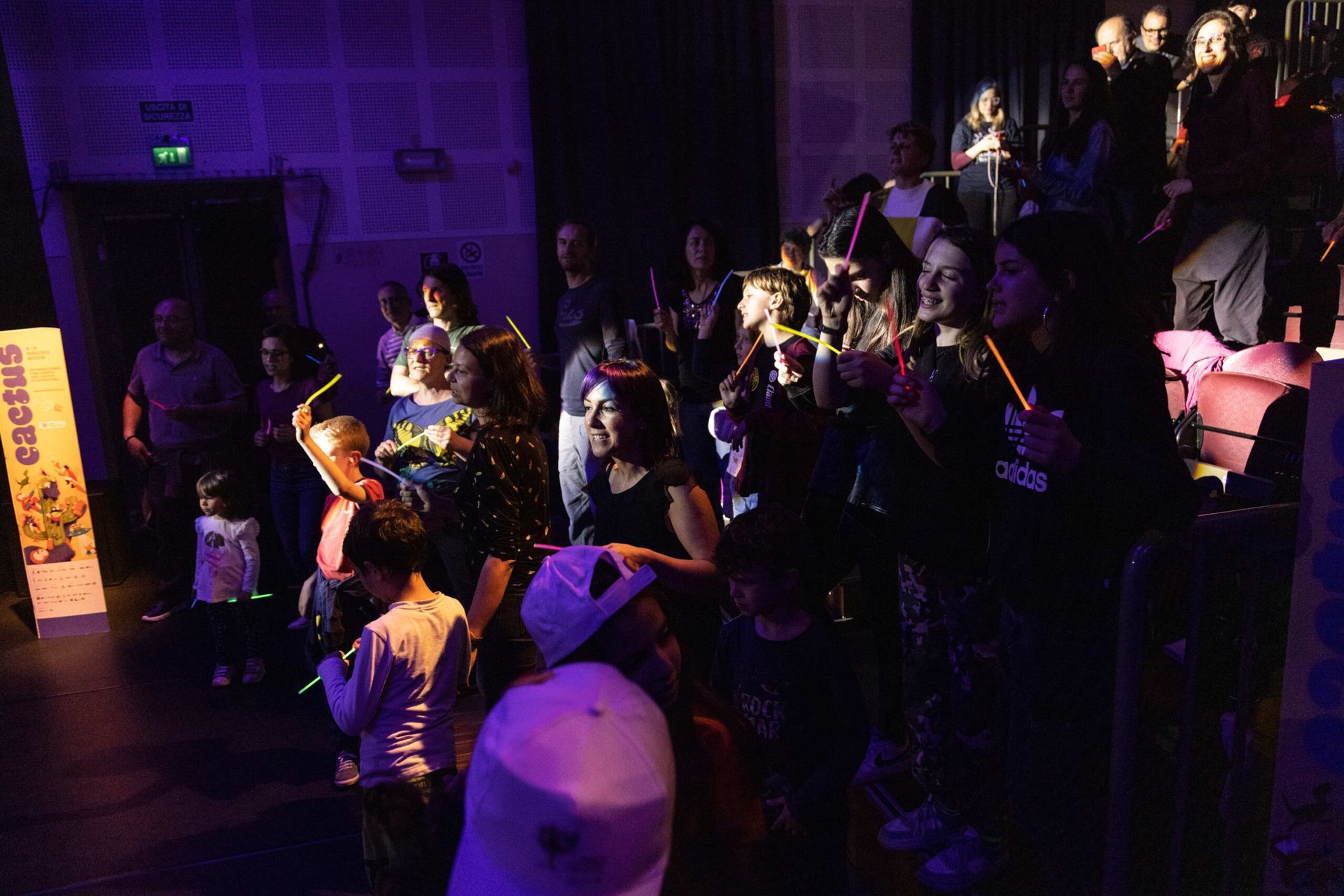 Pubblico seduto all’aperto durante una proiezione serale del Cactus Film Fest
